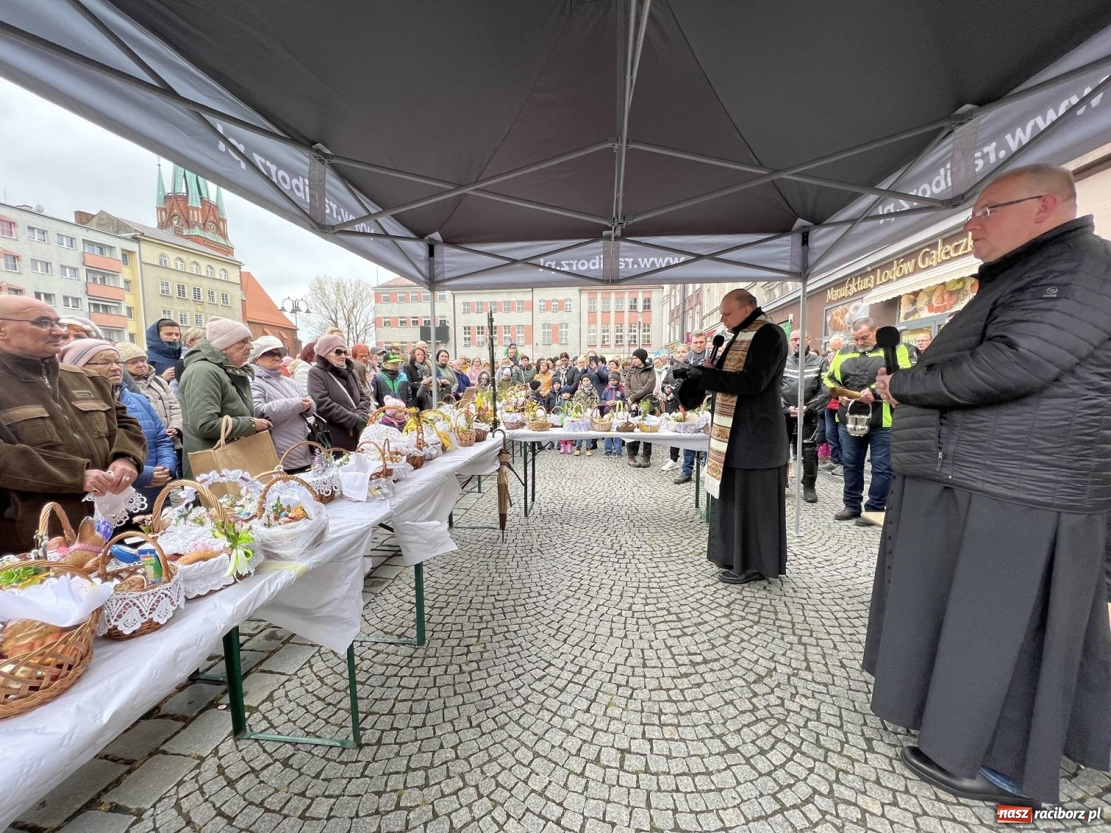 Zdjęcie w galerii na portalu naszraciborz.pl: Wielkanocne śniadanie i święcenie pokarmów na raciborskim Rynku [FOTO i WIDEO] wiadomości z regionu