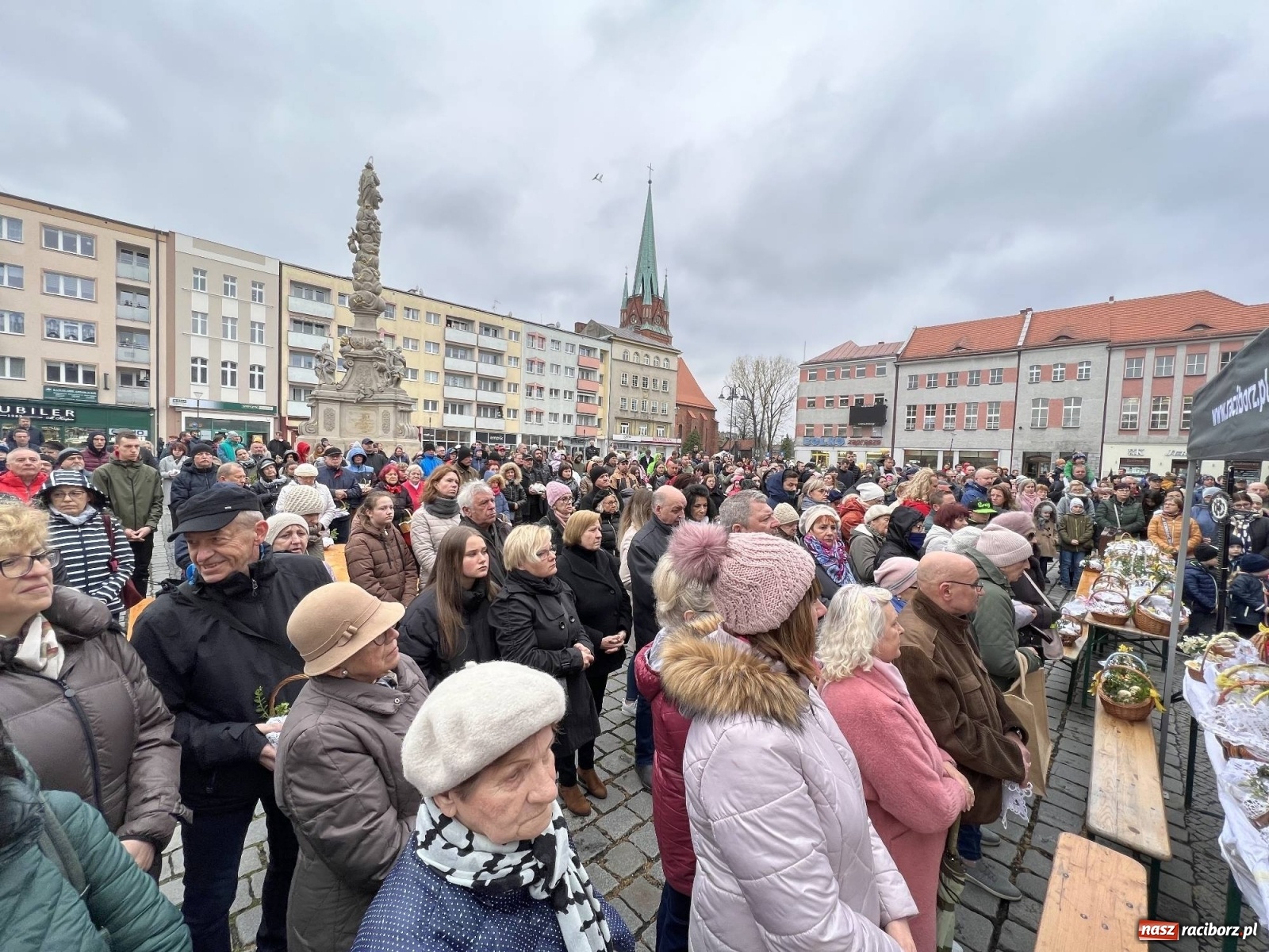 Zdjęcie w galerii na portalu naszraciborz.pl: Wielkanocne śniadanie i święcenie pokarmów na raciborskim Rynku [FOTO i WIDEO] wiadomości z regionu