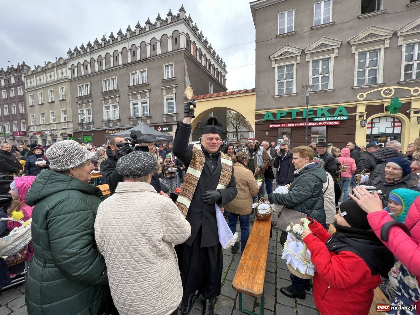 Zdjęcie w galerii na portalu naszraciborz.pl: Wielkanocne śniadanie i święcenie pokarmów na raciborskim Rynku [FOTO i WIDEO] wiadomości z regionu