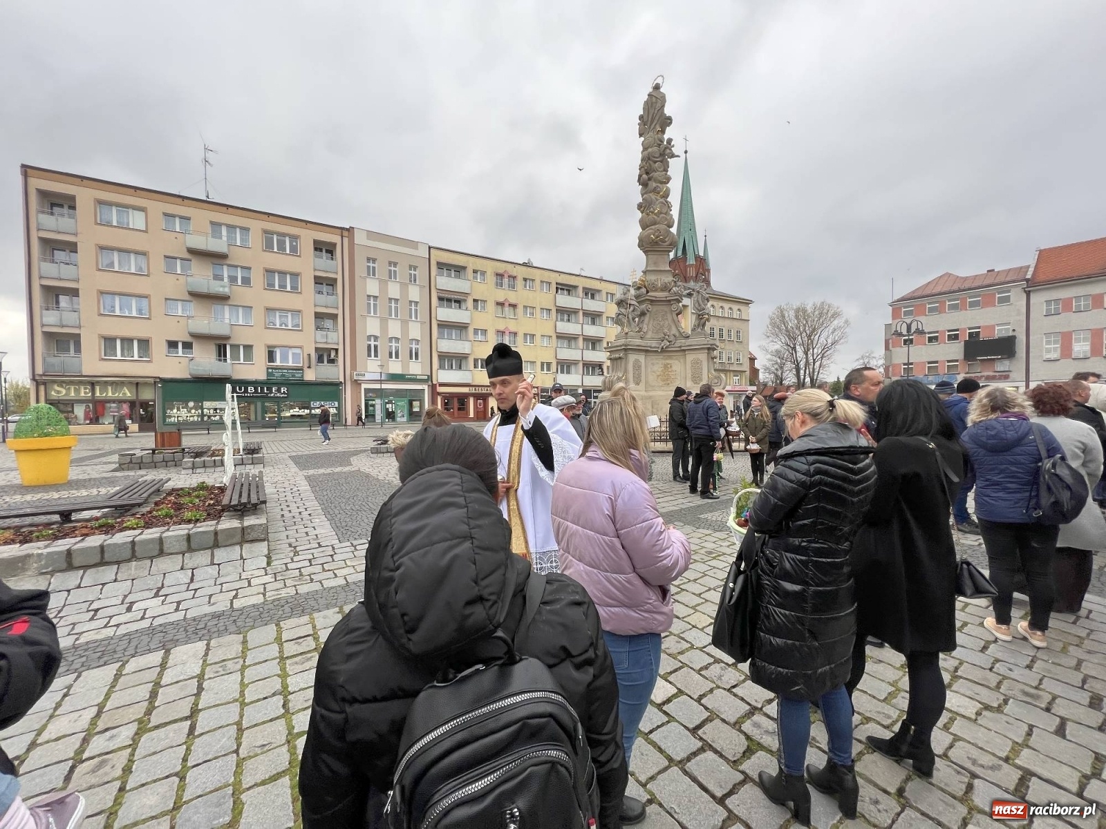 Zdjęcie w galerii na portalu naszraciborz.pl: Wielkanocne śniadanie i święcenie pokarmów na raciborskim Rynku [FOTO i WIDEO] wiadomości z regionu