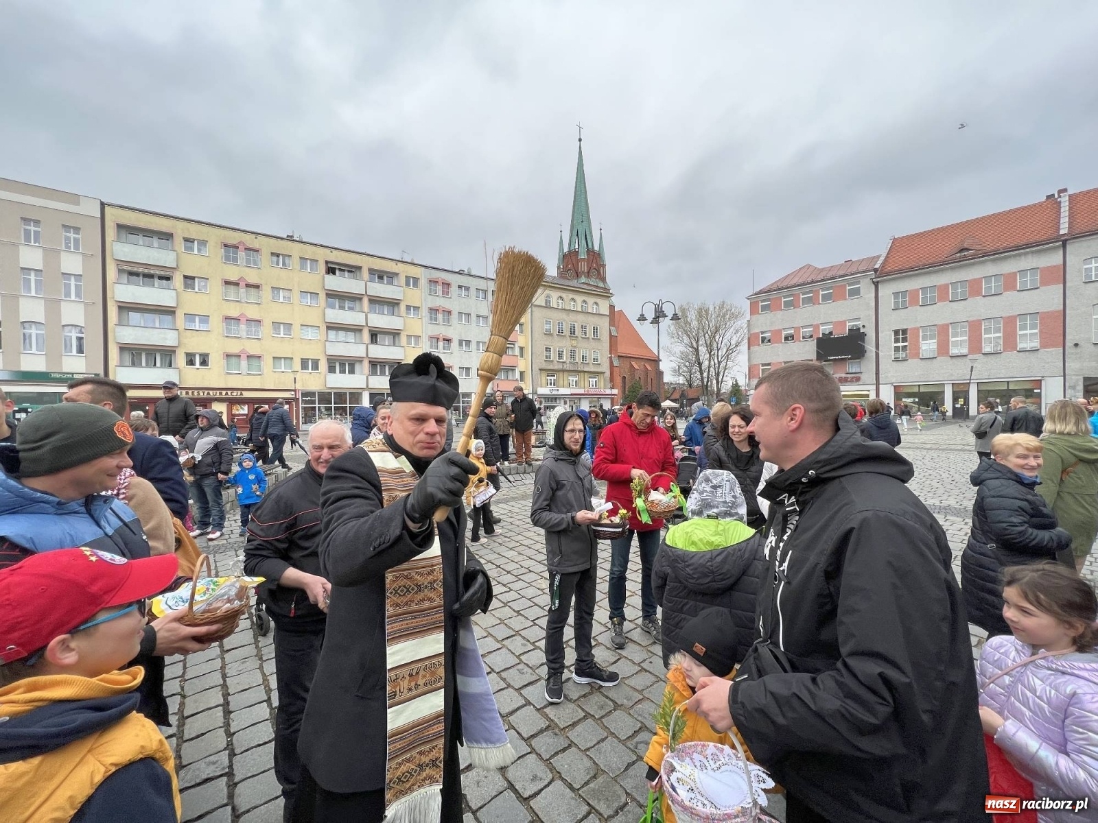 Zdjęcie w galerii na portalu naszraciborz.pl: Wielkanocne śniadanie i święcenie pokarmów na raciborskim Rynku [FOTO i WIDEO] wiadomości z regionu