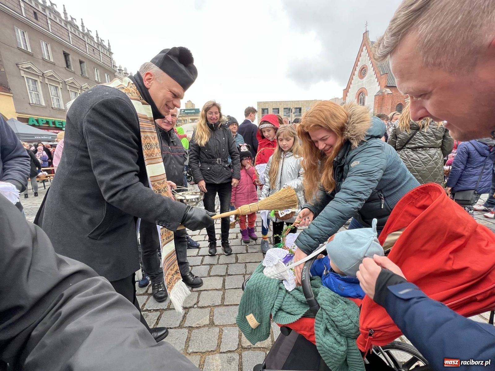 Zdjęcie w galerii na portalu naszraciborz.pl: Wielkanocne śniadanie i święcenie pokarmów na raciborskim Rynku [FOTO i WIDEO] wiadomości z regionu