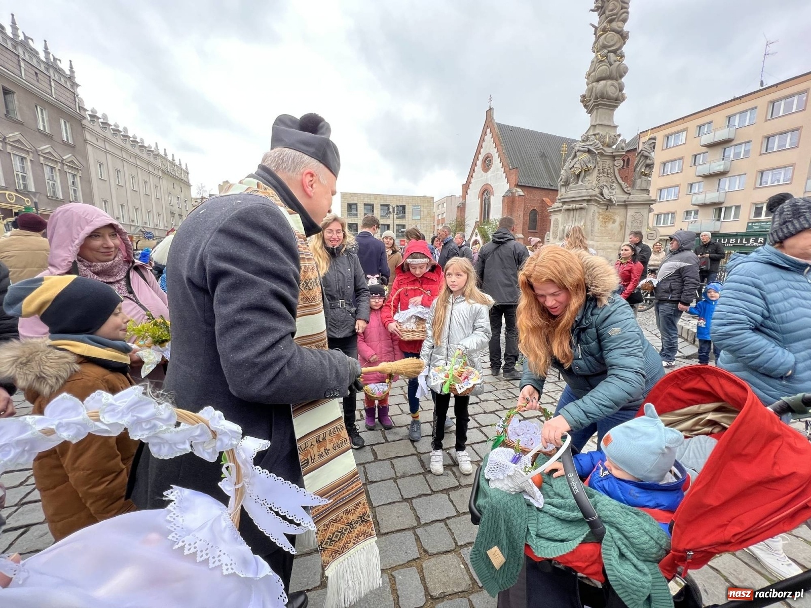 Zdjęcie w galerii na portalu naszraciborz.pl: Wielkanocne śniadanie i święcenie pokarmów na raciborskim Rynku [FOTO i WIDEO] wiadomości z regionu