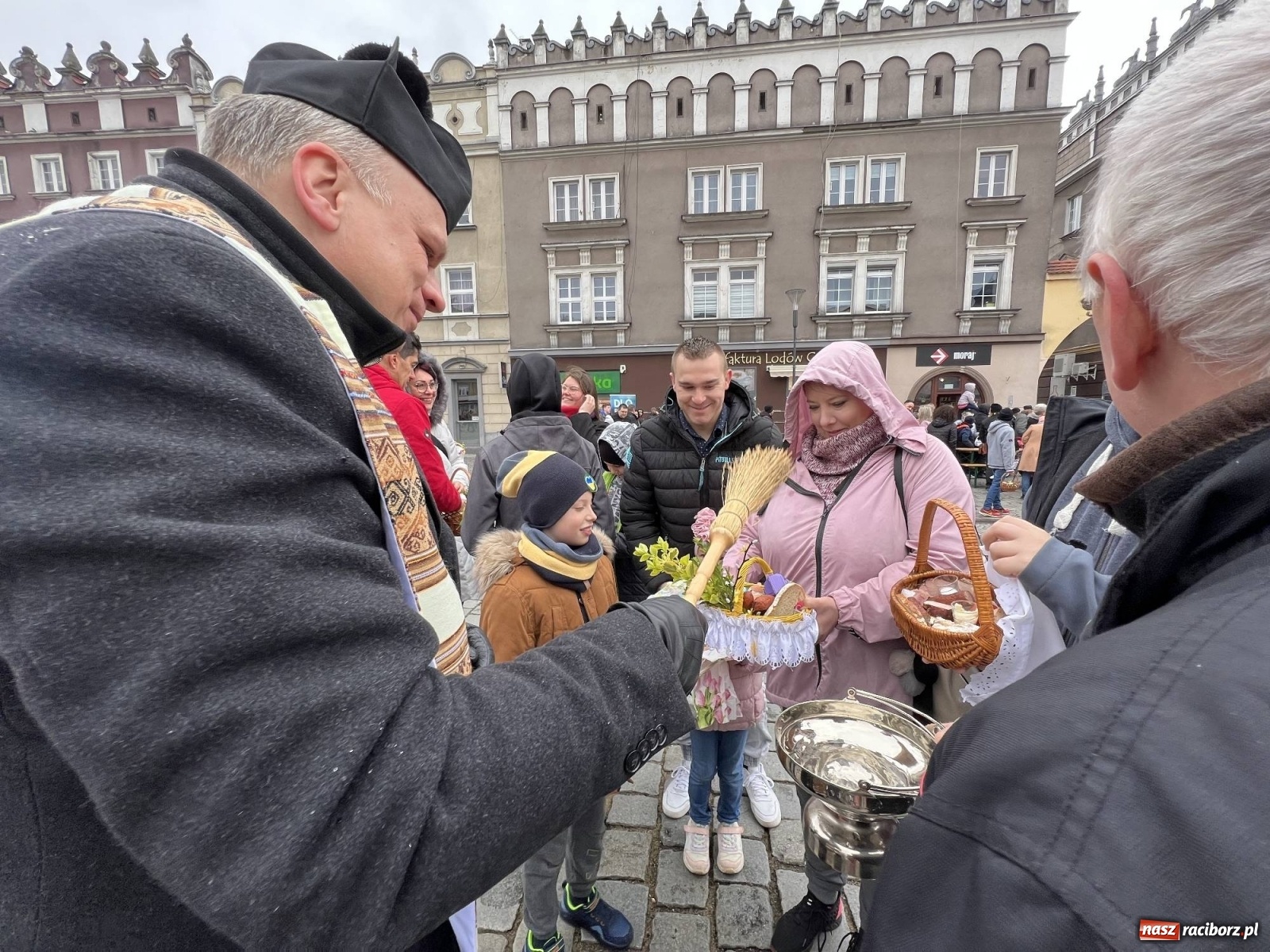 Zdjęcie w galerii na portalu naszraciborz.pl: Wielkanocne śniadanie i święcenie pokarmów na raciborskim Rynku [FOTO i WIDEO] wiadomości z regionu