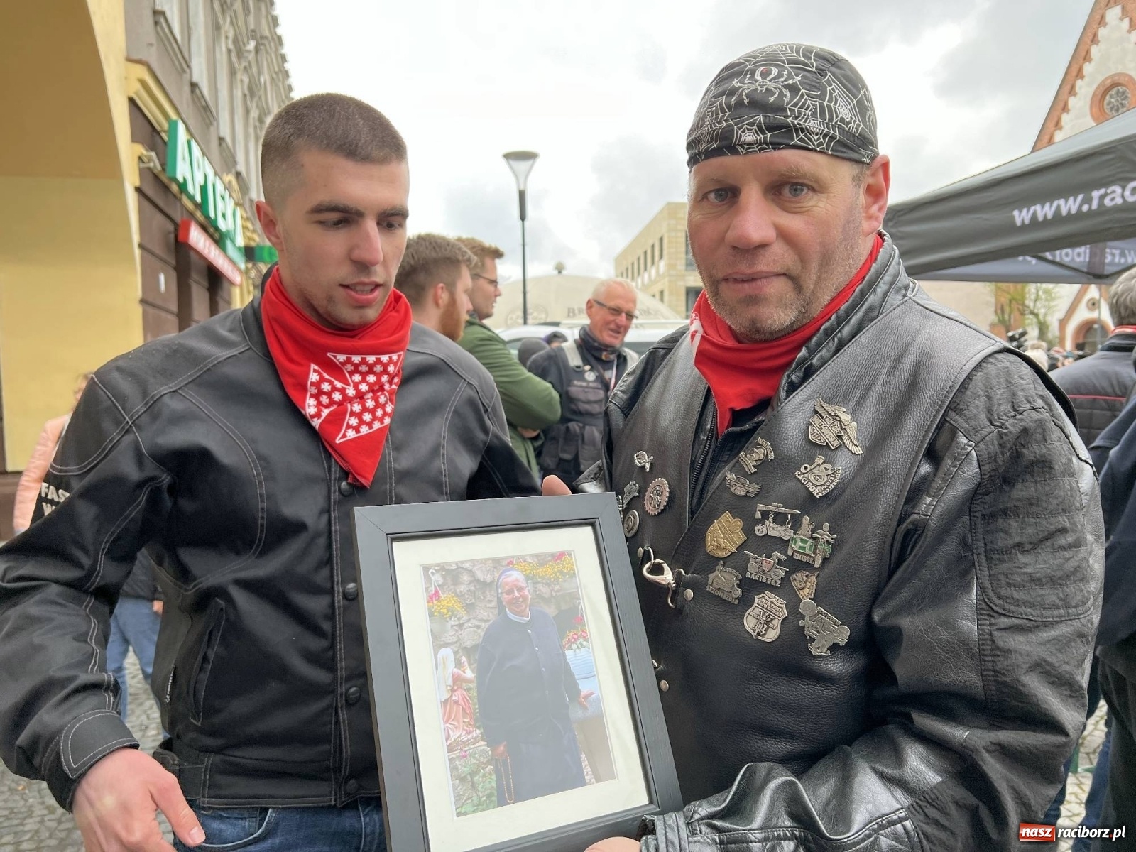 Zdjęcie w galerii na portalu naszraciborz.pl: Wielkanocne śniadanie i święcenie pokarmów na raciborskim Rynku [FOTO i WIDEO] wiadomości z regionu