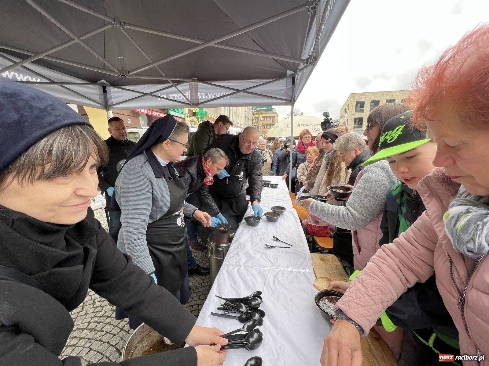 Zdjęcie w galerii na portalu naszraciborz.pl: Wielkanocne śniadanie i święcenie pokarmów na raciborskim Rynku [FOTO i WIDEO] wiadomości z regionu