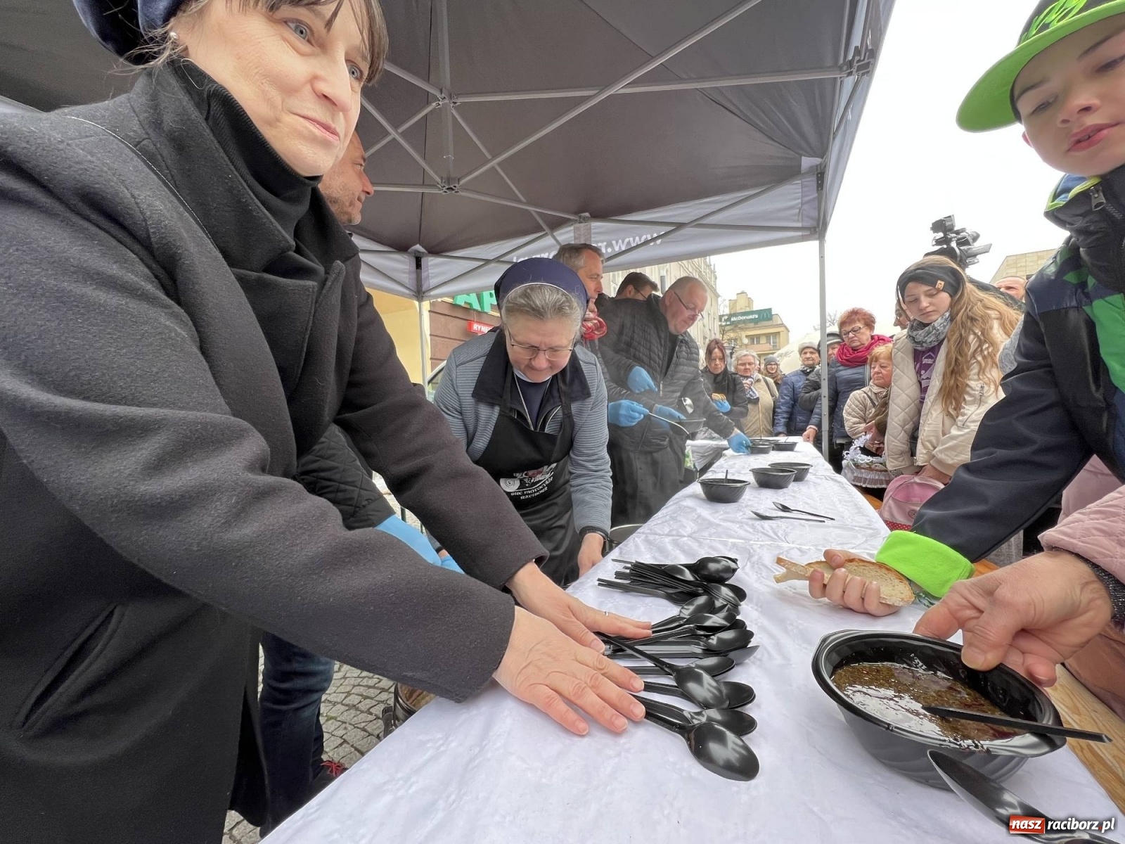 Zdjęcie w galerii na portalu naszraciborz.pl: Wielkanocne śniadanie i święcenie pokarmów na raciborskim Rynku [FOTO i WIDEO] wiadomości z regionu