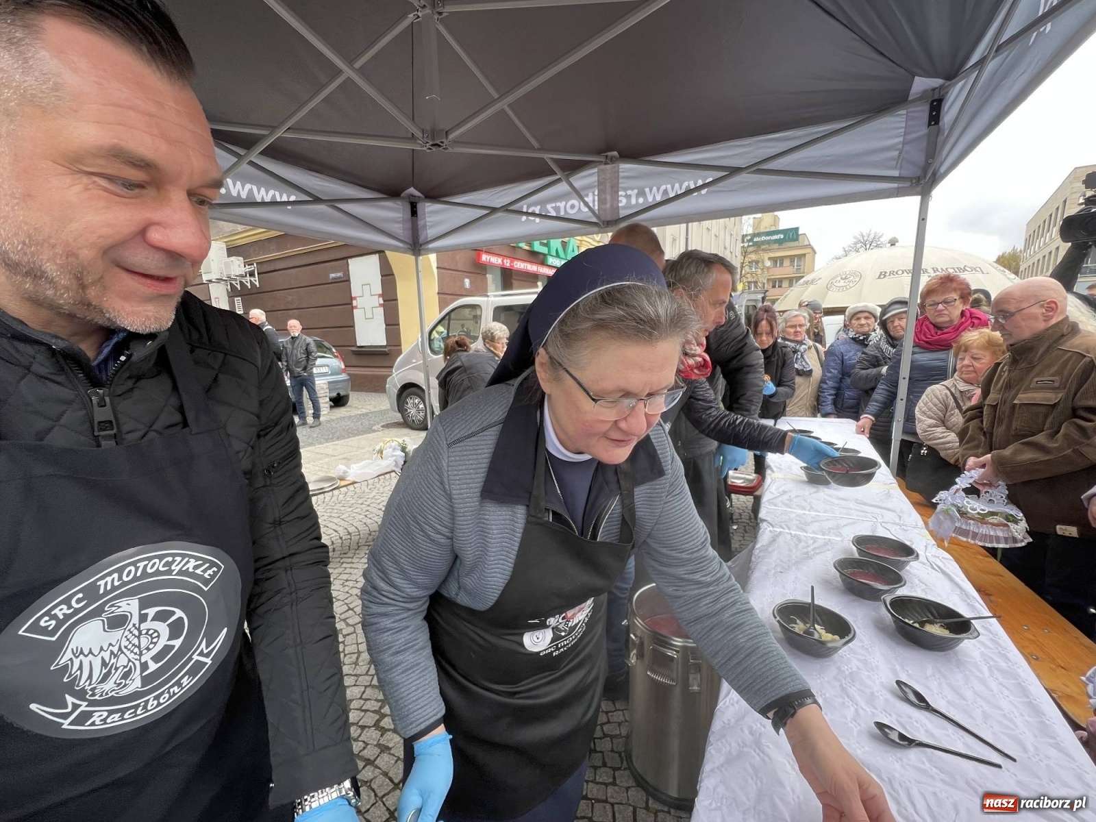 Zdjęcie w galerii na portalu naszraciborz.pl: Wielkanocne śniadanie i święcenie pokarmów na raciborskim Rynku [FOTO i WIDEO] wiadomości z regionu