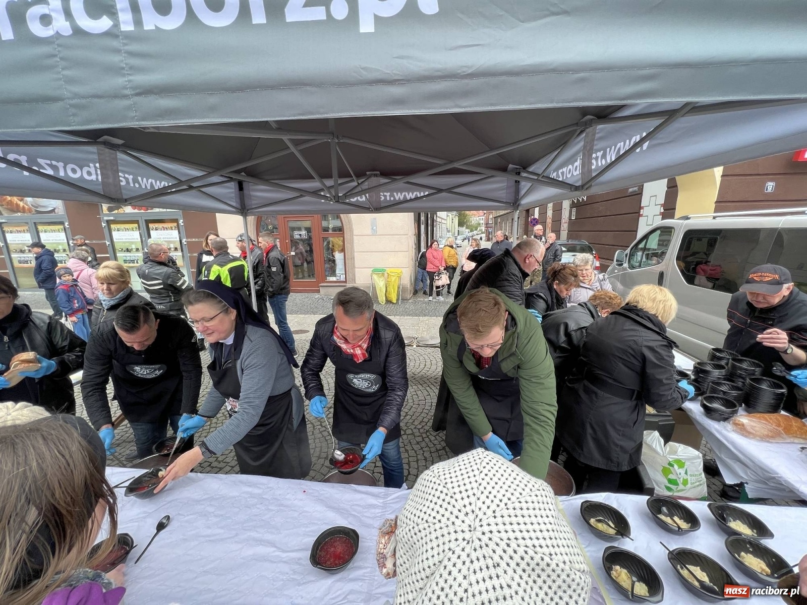Zdjęcie w galerii na portalu naszraciborz.pl: Wielkanocne śniadanie i święcenie pokarmów na raciborskim Rynku [FOTO i WIDEO] wiadomości z regionu