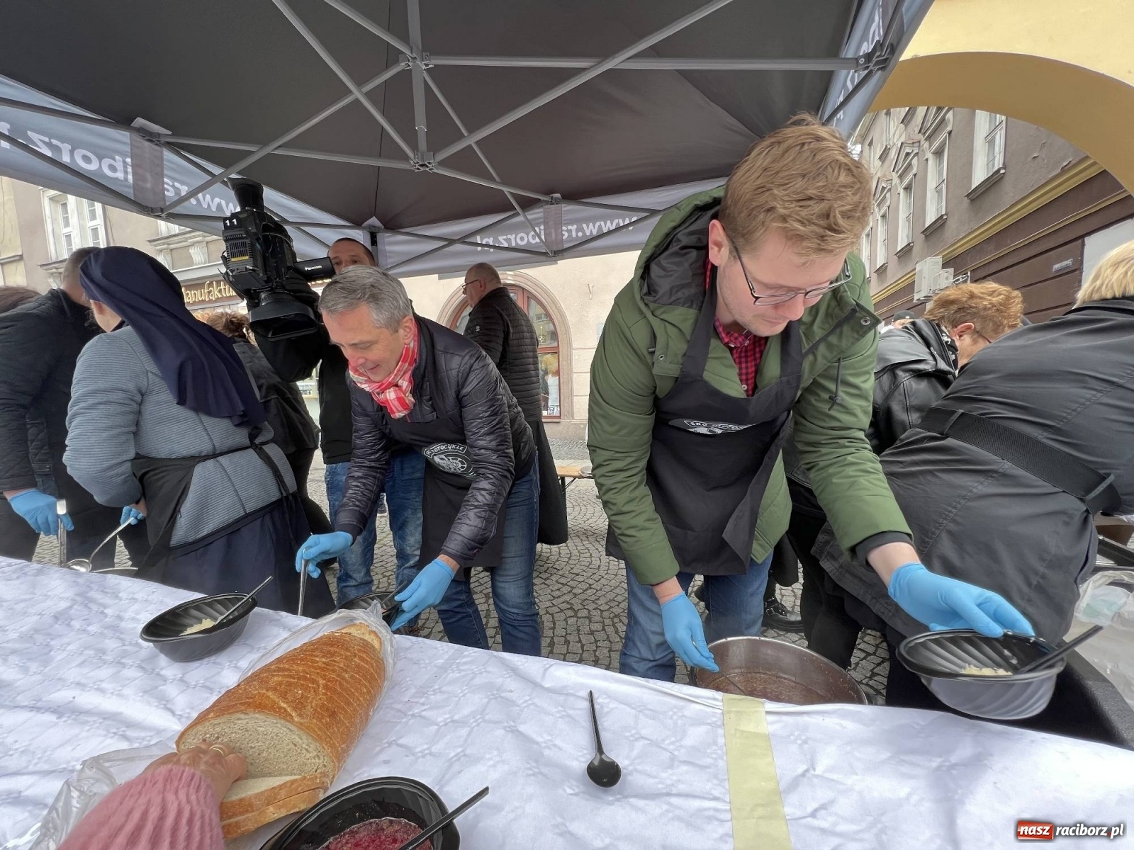 Zdjęcie w galerii na portalu naszraciborz.pl: Wielkanocne śniadanie i święcenie pokarmów na raciborskim Rynku [FOTO i WIDEO] wiadomości z regionu