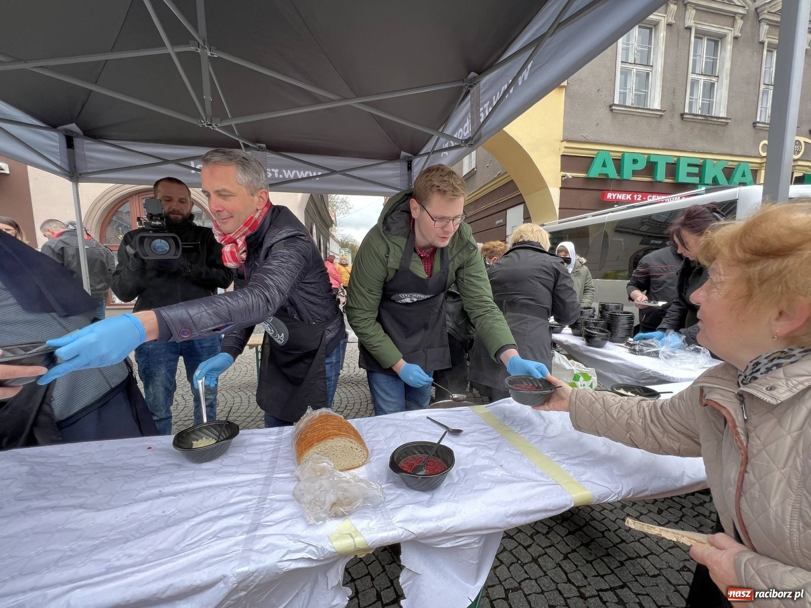 Zdjęcie w galerii na portalu naszraciborz.pl: Wielkanocne śniadanie i święcenie pokarmów na raciborskim Rynku [FOTO i WIDEO] wiadomości z regionu