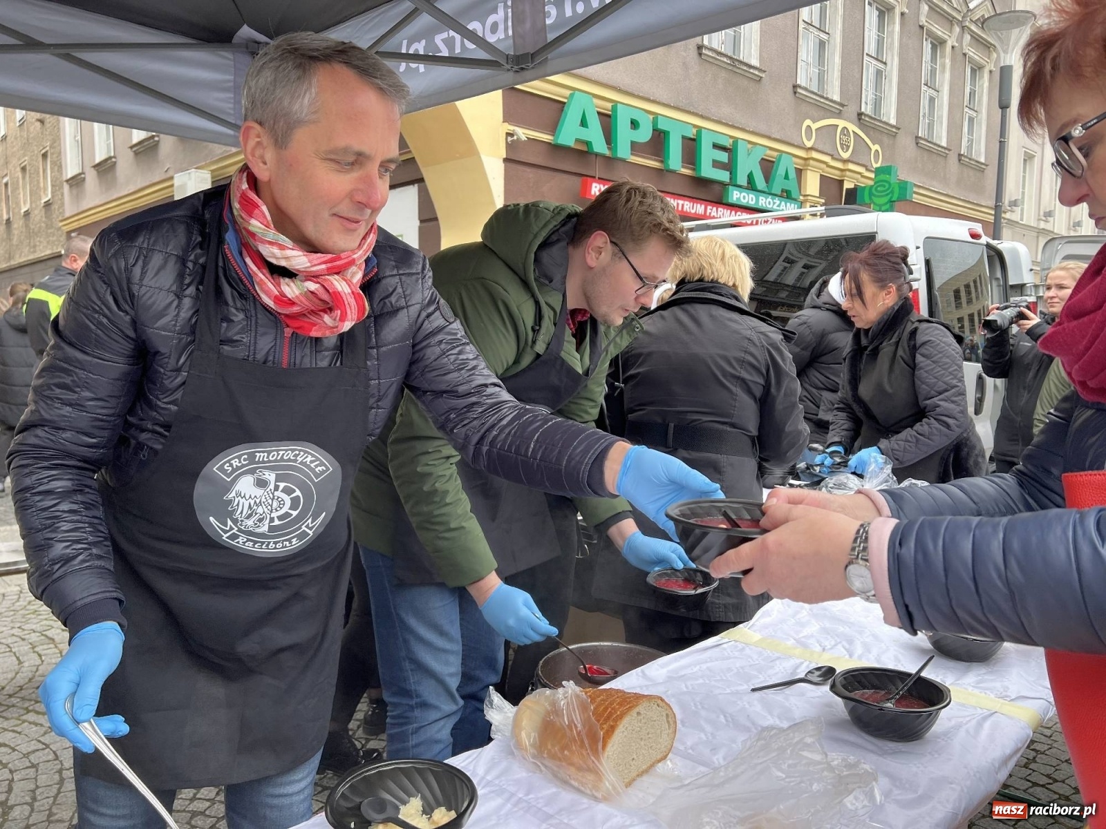 Zdjęcie w galerii na portalu naszraciborz.pl: Wielkanocne śniadanie i święcenie pokarmów na raciborskim Rynku [FOTO i WIDEO] wiadomości z regionu