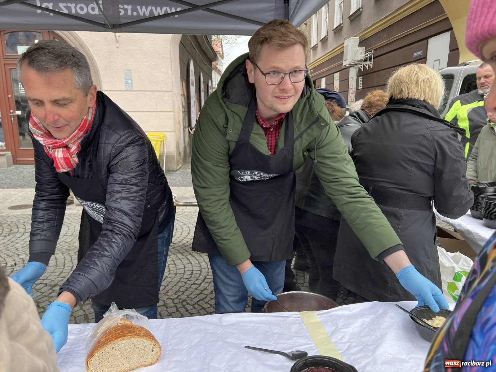 Zdjęcie w galerii na portalu naszraciborz.pl: Wielkanocne śniadanie i święcenie pokarmów na raciborskim Rynku [FOTO i WIDEO] wiadomości z regionu