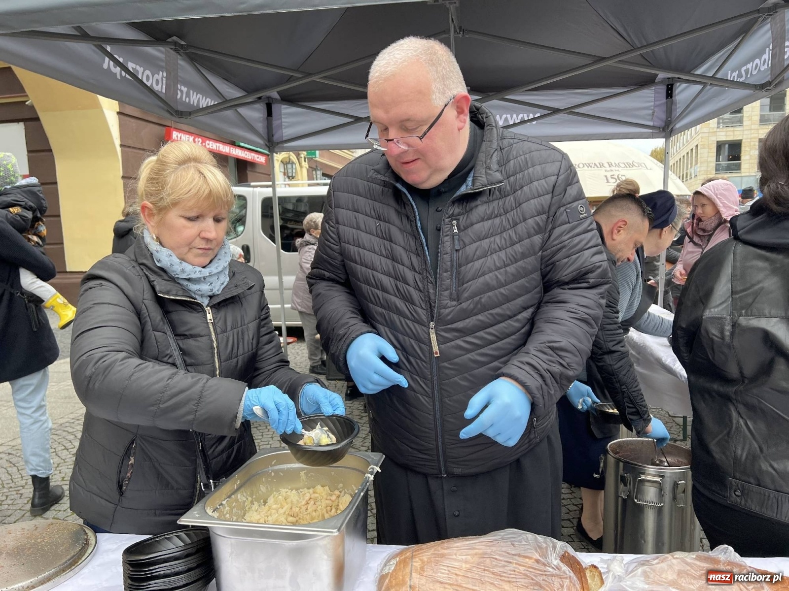 Zdjęcie w galerii na portalu naszraciborz.pl: Wielkanocne śniadanie i święcenie pokarmów na raciborskim Rynku [FOTO i WIDEO] wiadomości z regionu