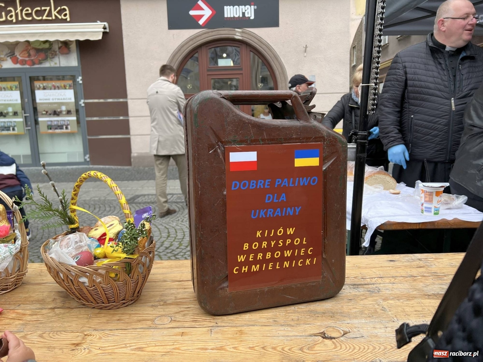 Zdjęcie w galerii na portalu naszraciborz.pl: Wielkanocne śniadanie i święcenie pokarmów na raciborskim Rynku [FOTO i WIDEO] wiadomości z regionu