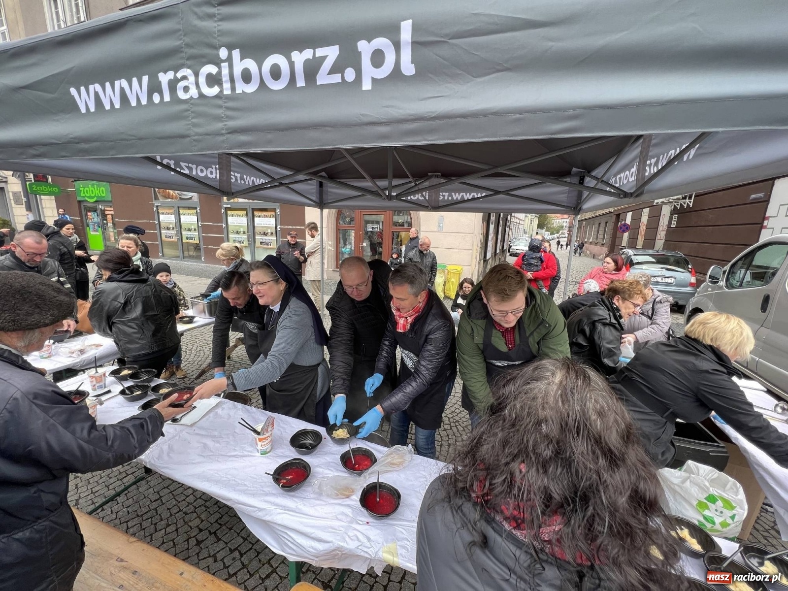 Zdjęcie w galerii na portalu naszraciborz.pl: Wielkanocne śniadanie i święcenie pokarmów na raciborskim Rynku [FOTO i WIDEO] wiadomości z regionu