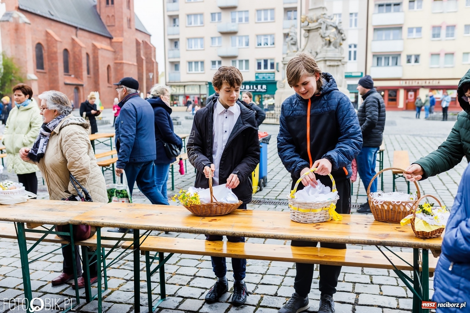 Zdjęcie w galerii na portalu naszraciborz.pl: Wielkanocne śniadanie i święcenie pokarmów na raciborskim Rynku [FOTO i WIDEO] wiadomości z regionu