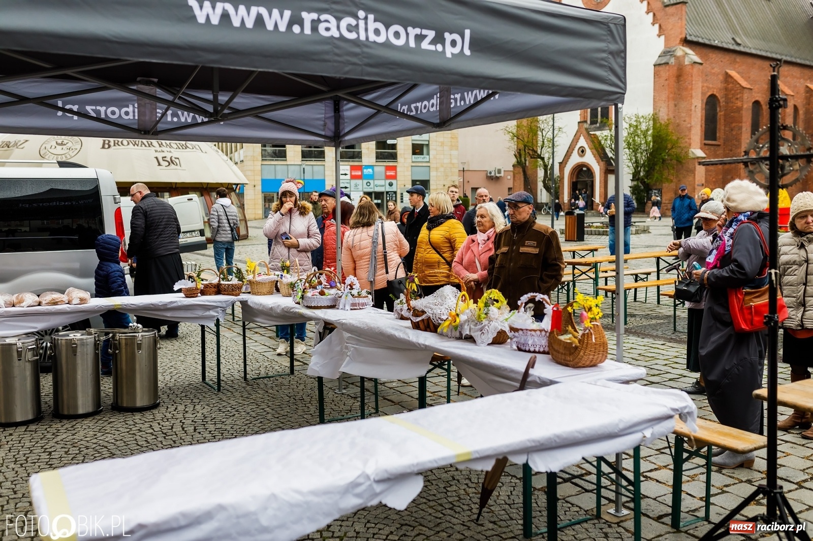 Zdjęcie w galerii na portalu naszraciborz.pl: Wielkanocne śniadanie i święcenie pokarmów na raciborskim Rynku [FOTO i WIDEO] wiadomości z regionu