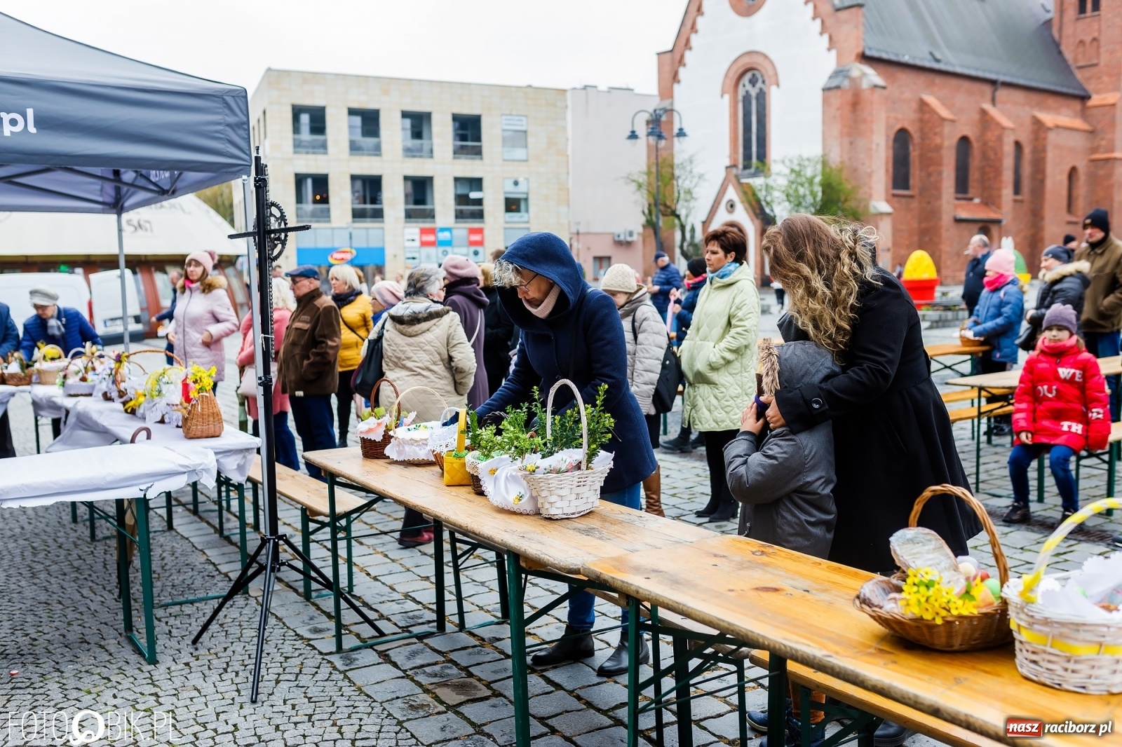 Zdjęcie w galerii na portalu naszraciborz.pl: Wielkanocne śniadanie i święcenie pokarmów na raciborskim Rynku [FOTO i WIDEO] wiadomości z regionu