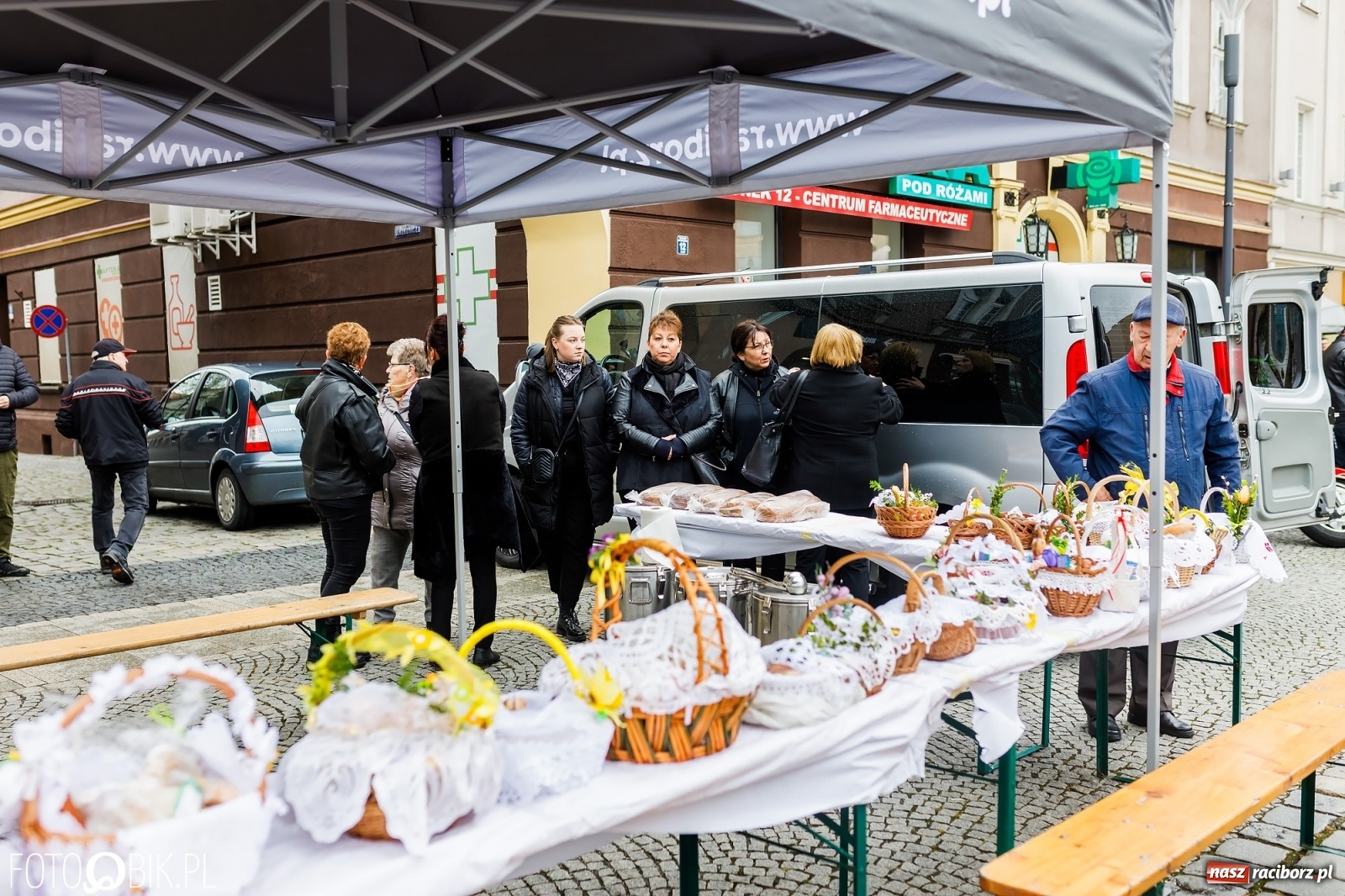 Zdjęcie w galerii na portalu naszraciborz.pl: Wielkanocne śniadanie i święcenie pokarmów na raciborskim Rynku [FOTO i WIDEO] wiadomości z regionu