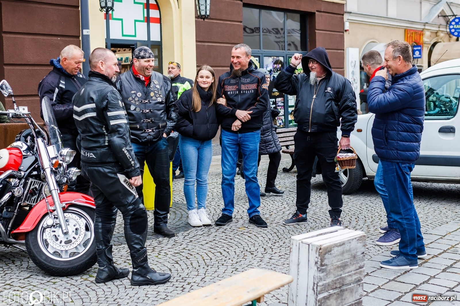 Zdjęcie w galerii na portalu naszraciborz.pl: Wielkanocne śniadanie i święcenie pokarmów na raciborskim Rynku [FOTO i WIDEO] wiadomości z regionu