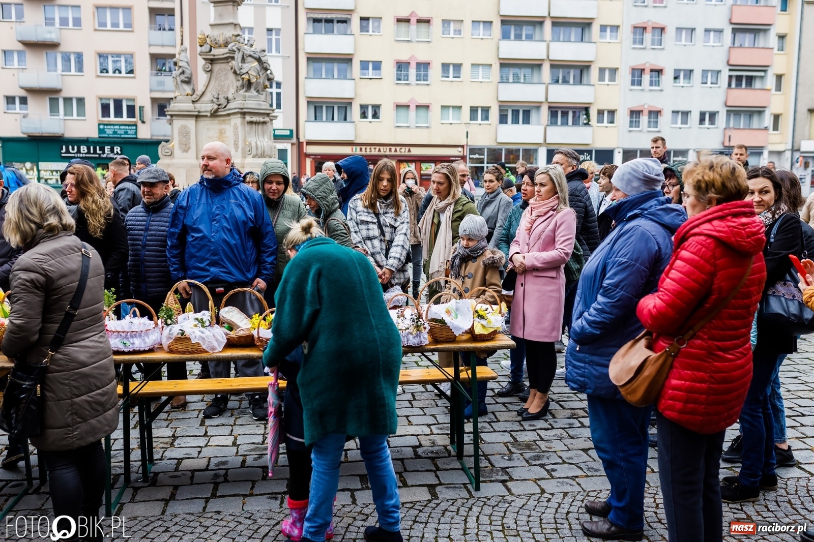 Zdjęcie w galerii na portalu naszraciborz.pl: Wielkanocne śniadanie i święcenie pokarmów na raciborskim Rynku [FOTO i WIDEO] wiadomości z regionu