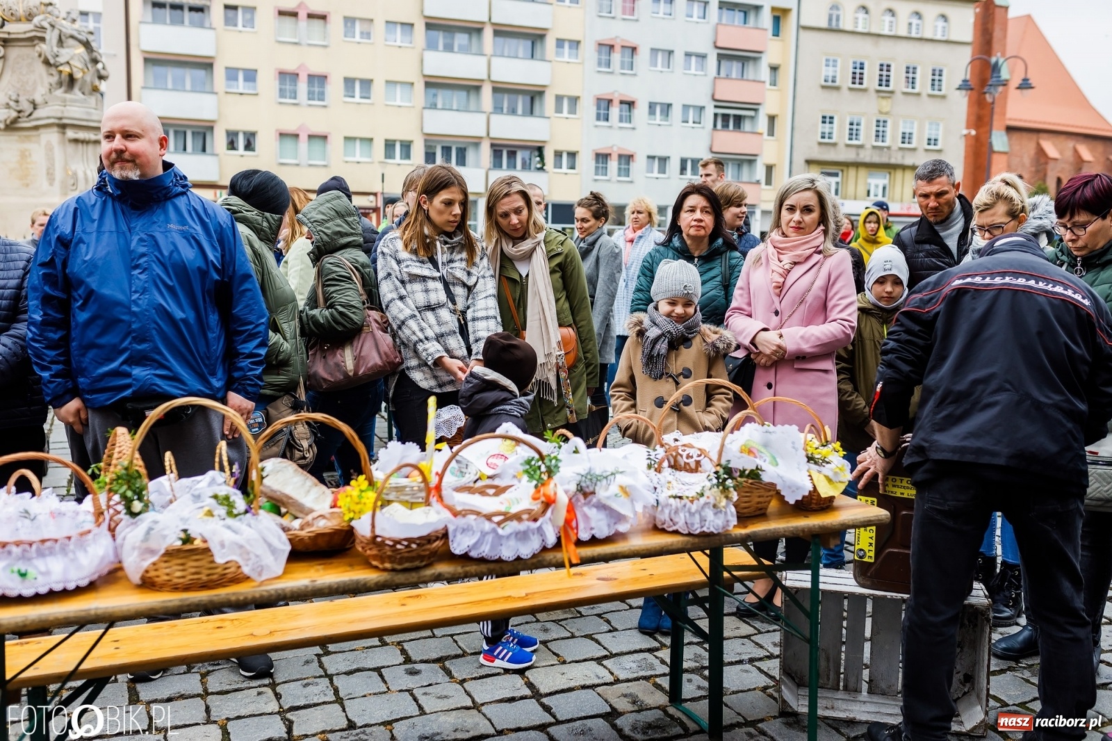 Zdjęcie w galerii na portalu naszraciborz.pl: Wielkanocne śniadanie i święcenie pokarmów na raciborskim Rynku [FOTO i WIDEO] wiadomości z regionu