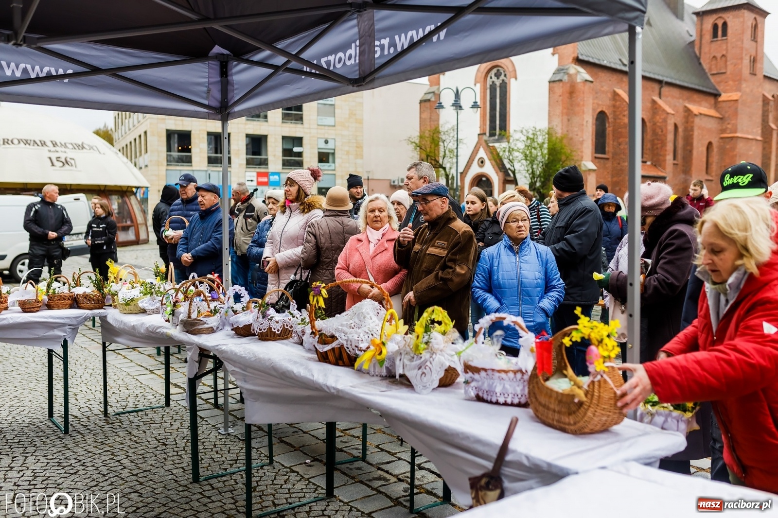 Zdjęcie w galerii na portalu naszraciborz.pl: Wielkanocne śniadanie i święcenie pokarmów na raciborskim Rynku [FOTO i WIDEO] wiadomości z regionu