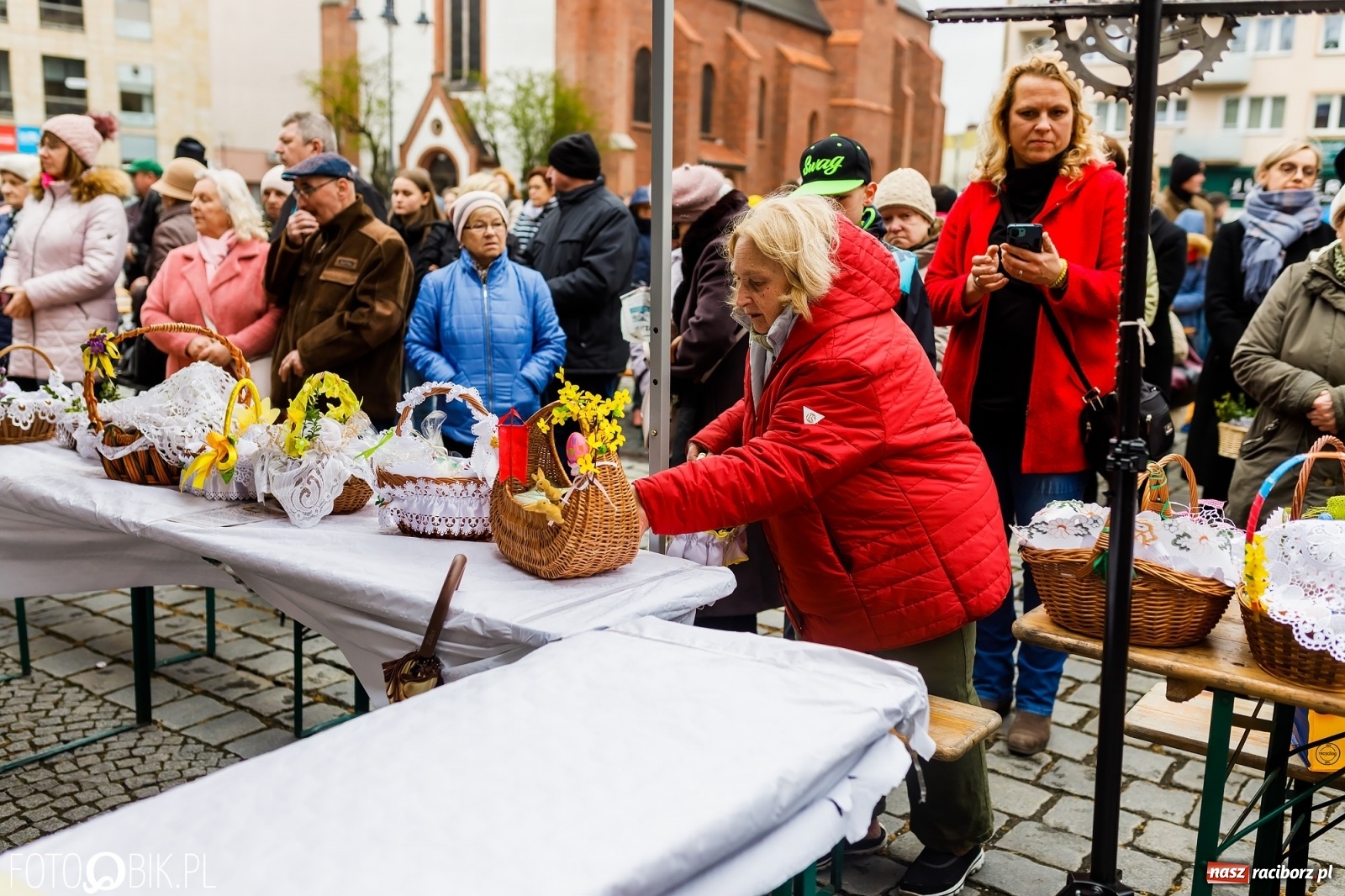 Zdjęcie w galerii na portalu naszraciborz.pl: Wielkanocne śniadanie i święcenie pokarmów na raciborskim Rynku [FOTO i WIDEO] wiadomości z regionu