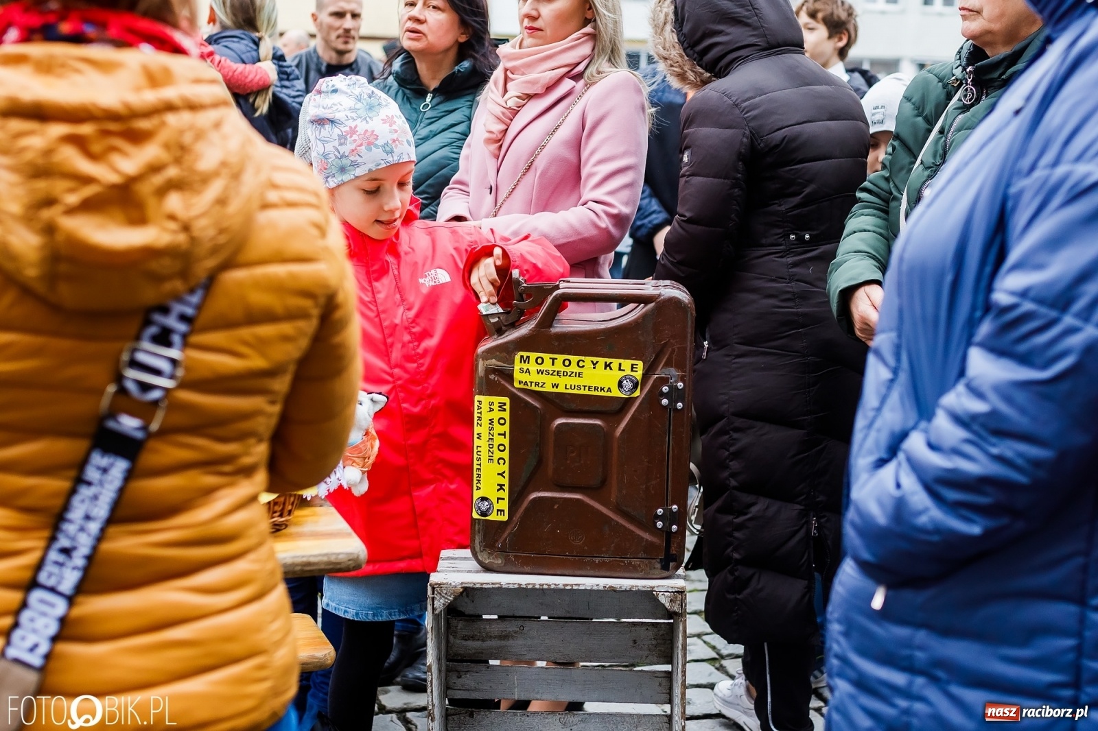 Zdjęcie w galerii na portalu naszraciborz.pl: Wielkanocne śniadanie i święcenie pokarmów na raciborskim Rynku [FOTO i WIDEO] wiadomości z regionu