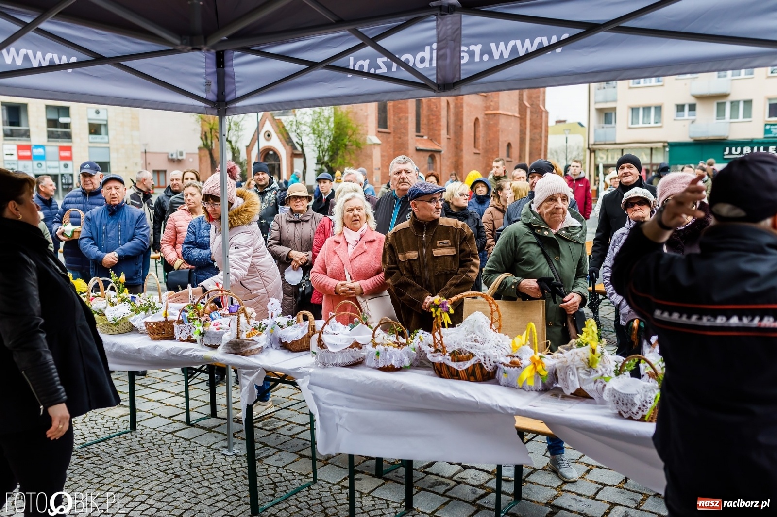 Zdjęcie w galerii na portalu naszraciborz.pl: Wielkanocne śniadanie i święcenie pokarmów na raciborskim Rynku [FOTO i WIDEO] wiadomości z regionu