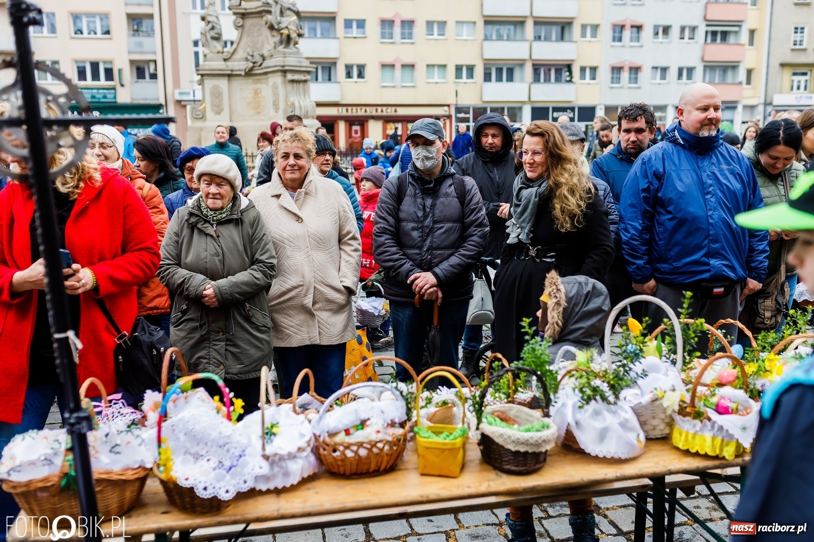 Zdjęcie w galerii na portalu naszraciborz.pl: Wielkanocne śniadanie i święcenie pokarmów na raciborskim Rynku [FOTO i WIDEO] wiadomości z regionu
