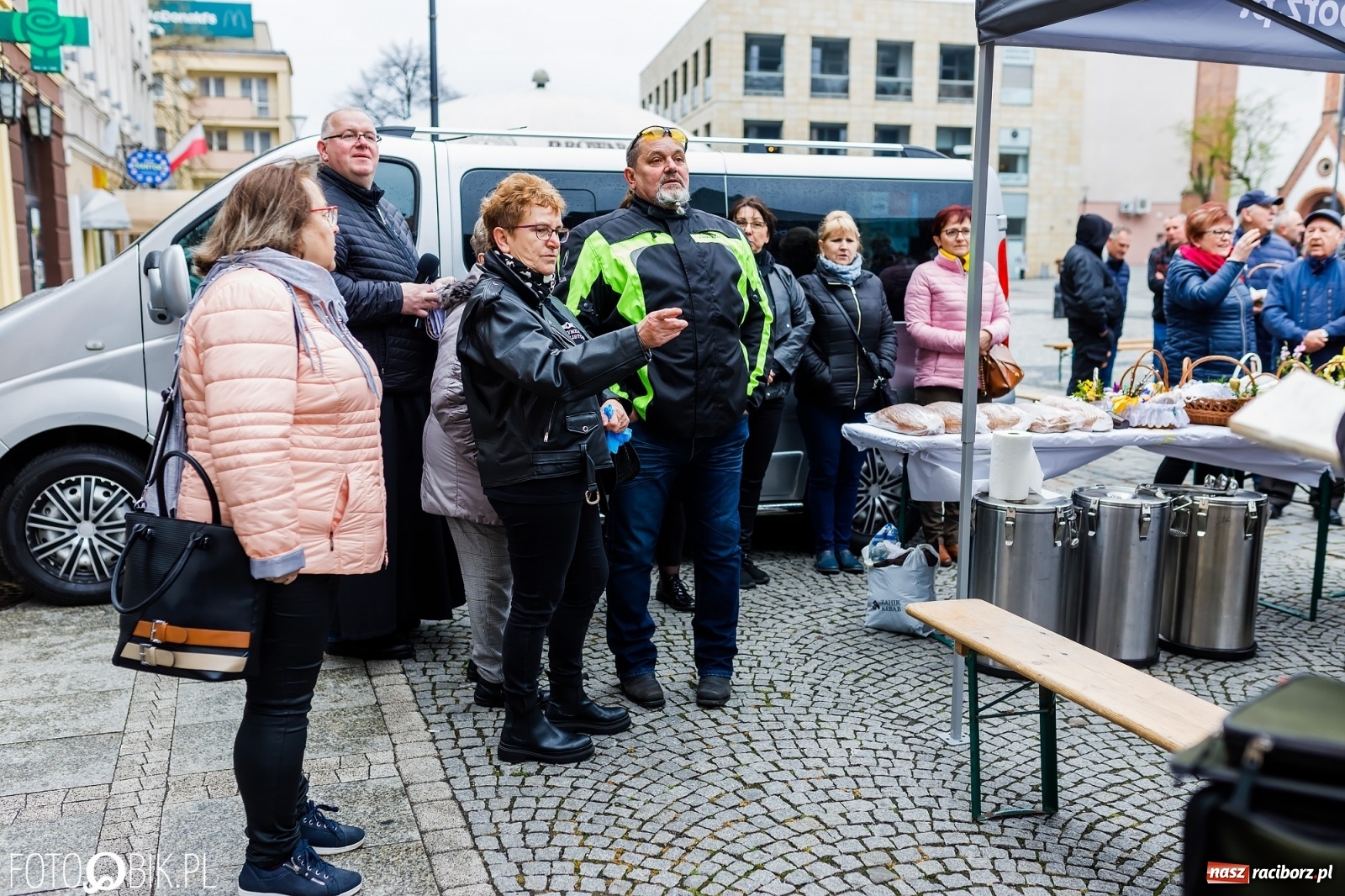 Zdjęcie w galerii na portalu naszraciborz.pl: Wielkanocne śniadanie i święcenie pokarmów na raciborskim Rynku [FOTO i WIDEO] wiadomości z regionu