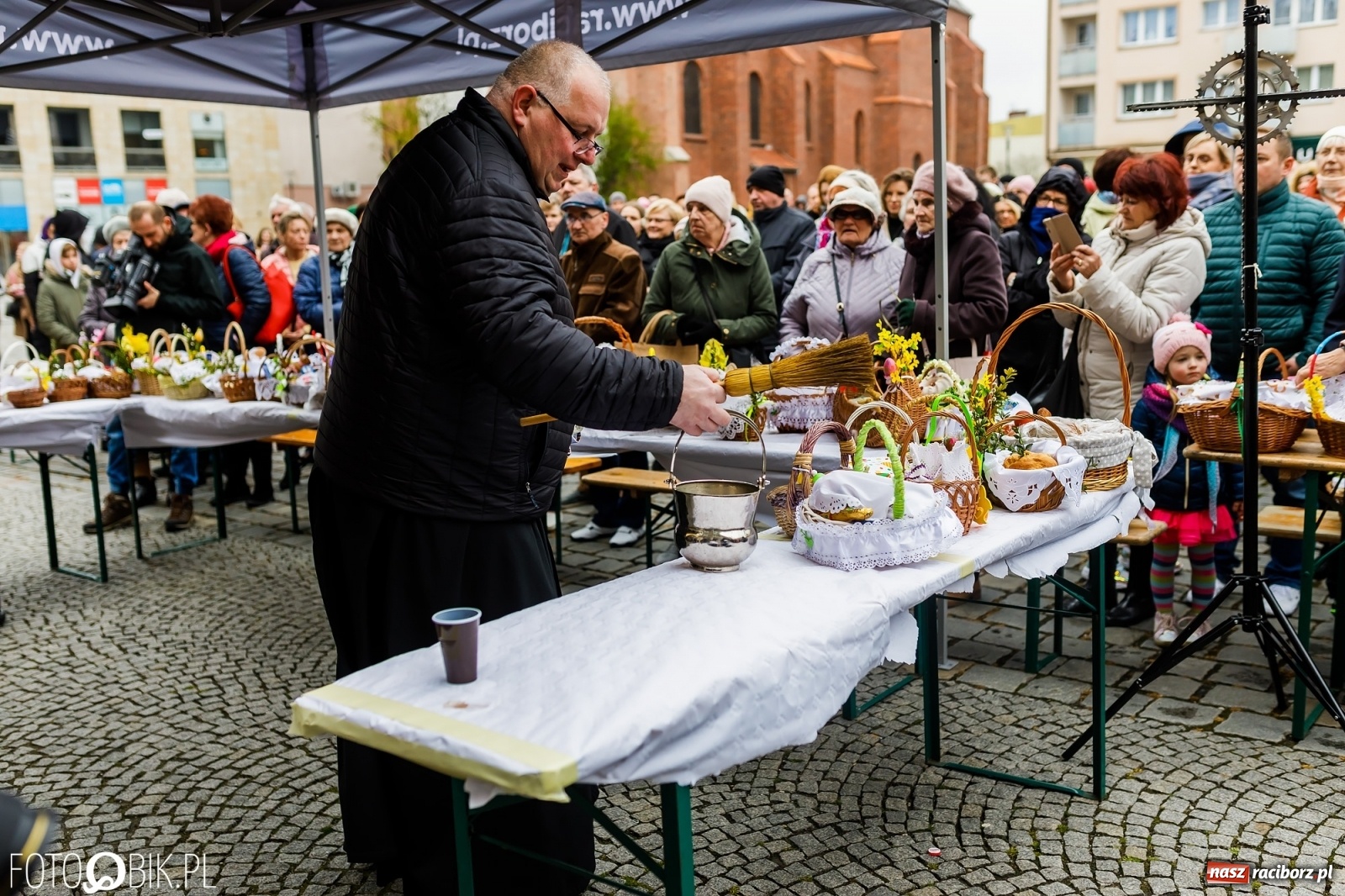 Zdjęcie w galerii na portalu naszraciborz.pl: Wielkanocne śniadanie i święcenie pokarmów na raciborskim Rynku [FOTO i WIDEO] wiadomości z regionu