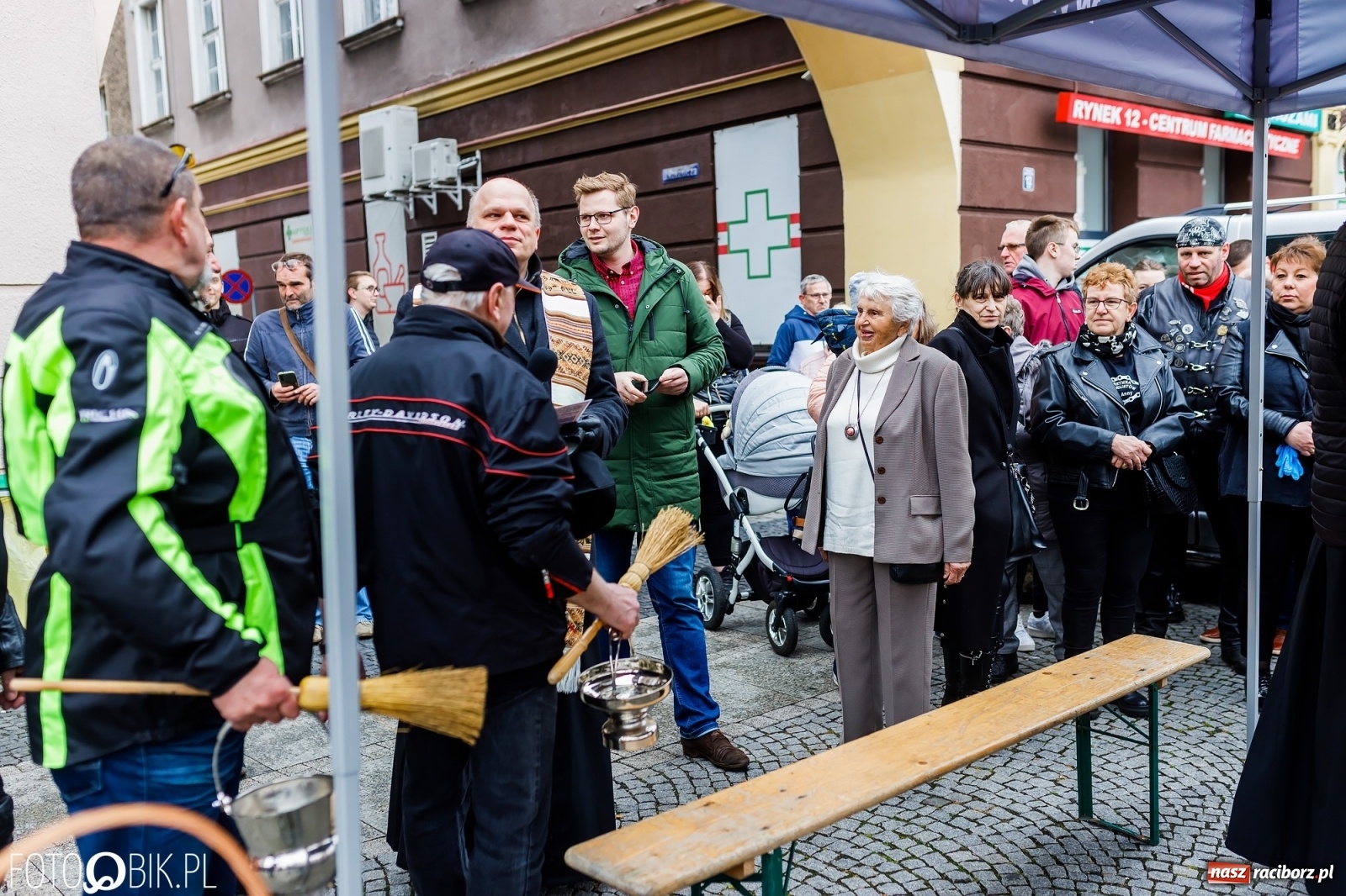 Zdjęcie w galerii na portalu naszraciborz.pl: Wielkanocne śniadanie i święcenie pokarmów na raciborskim Rynku [FOTO i WIDEO] wiadomości z regionu