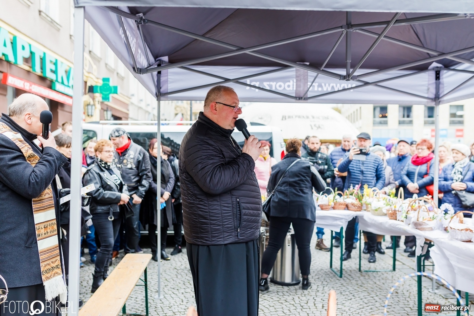Zdjęcie w galerii na portalu naszraciborz.pl: Wielkanocne śniadanie i święcenie pokarmów na raciborskim Rynku [FOTO i WIDEO] wiadomości z regionu
