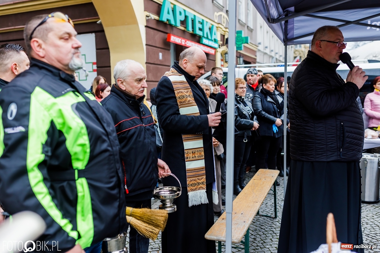 Zdjęcie w galerii na portalu naszraciborz.pl: Wielkanocne śniadanie i święcenie pokarmów na raciborskim Rynku [FOTO i WIDEO] wiadomości z regionu