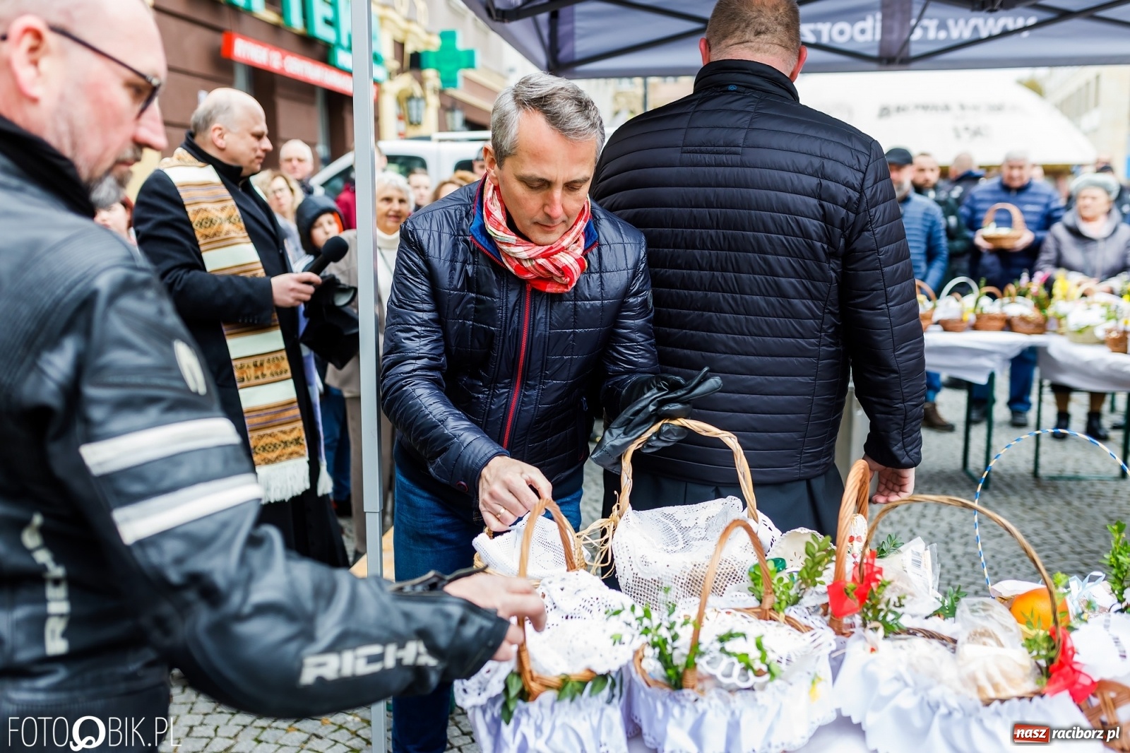 Zdjęcie w galerii na portalu naszraciborz.pl: Wielkanocne śniadanie i święcenie pokarmów na raciborskim Rynku [FOTO i WIDEO] wiadomości z regionu