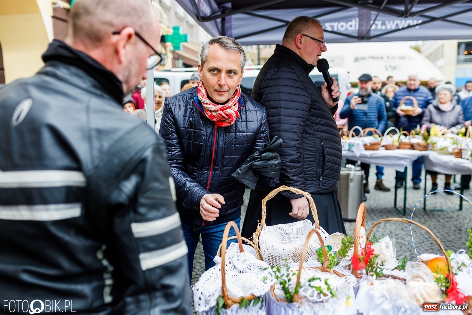 Zdjęcie w galerii na portalu naszraciborz.pl: Wielkanocne śniadanie i święcenie pokarmów na raciborskim Rynku [FOTO i WIDEO] wiadomości z regionu