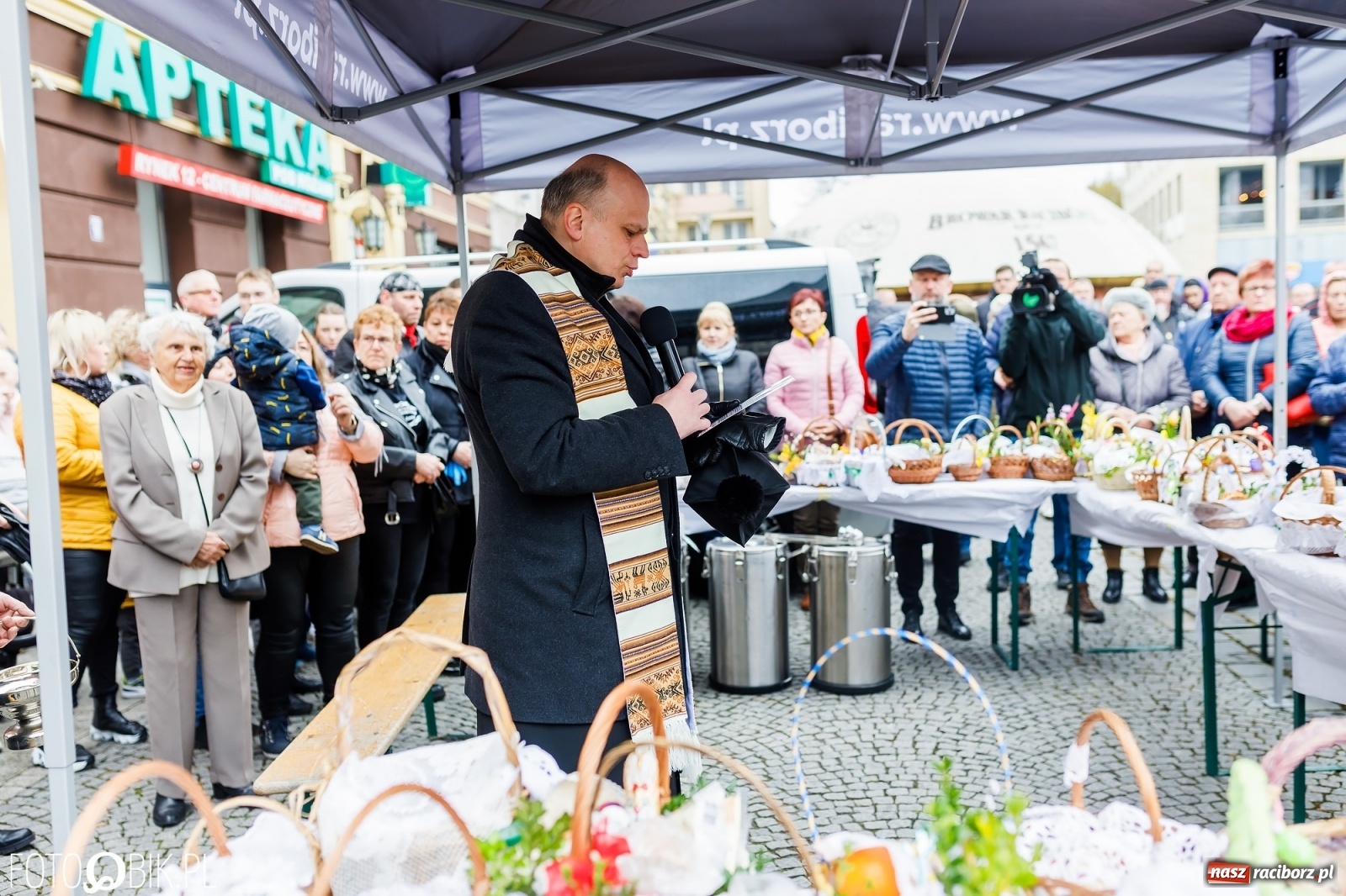Zdjęcie w galerii na portalu naszraciborz.pl: Wielkanocne śniadanie i święcenie pokarmów na raciborskim Rynku [FOTO i WIDEO] wiadomości z regionu