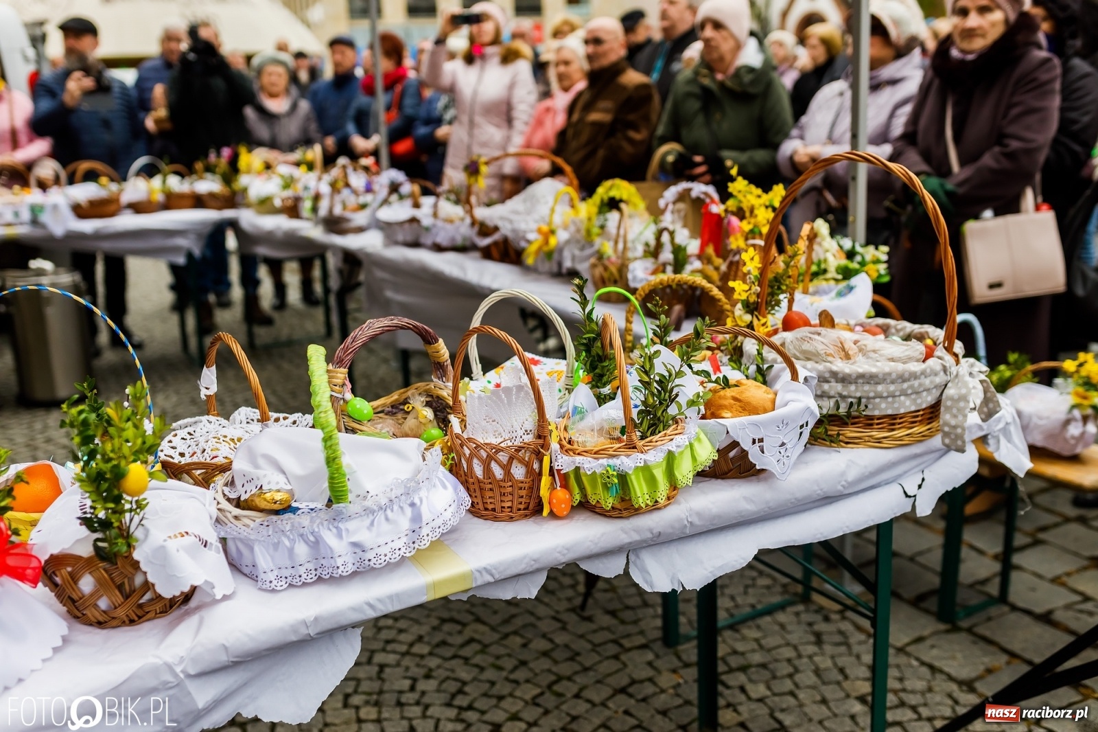 Zdjęcie w galerii na portalu naszraciborz.pl: Wielkanocne śniadanie i święcenie pokarmów na raciborskim Rynku [FOTO i WIDEO] wiadomości z regionu