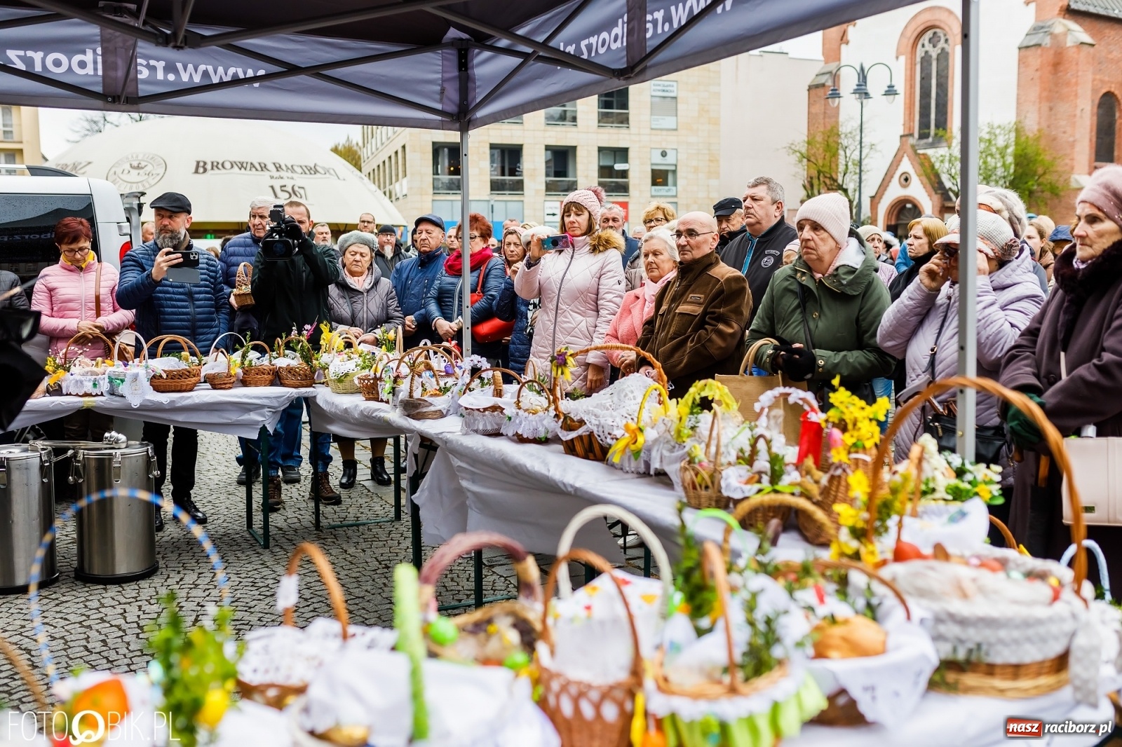 Zdjęcie w galerii na portalu naszraciborz.pl: Wielkanocne śniadanie i święcenie pokarmów na raciborskim Rynku [FOTO i WIDEO] wiadomości z regionu
