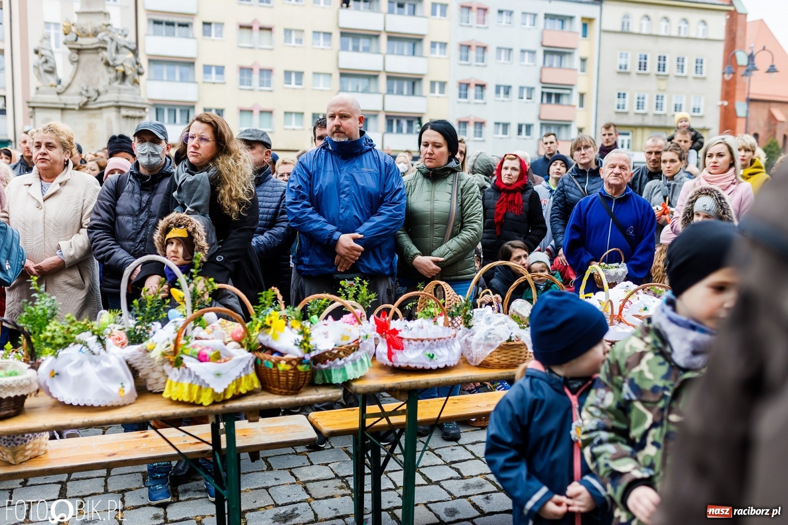 Zdjęcie w galerii na portalu naszraciborz.pl: Wielkanocne śniadanie i święcenie pokarmów na raciborskim Rynku [FOTO i WIDEO] wiadomości z regionu