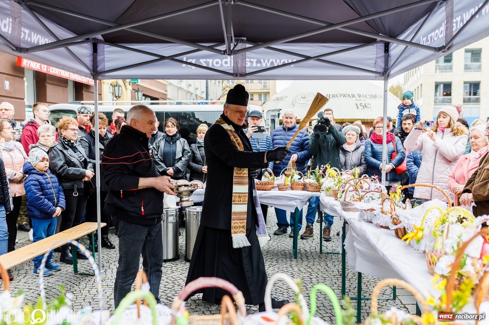 Zdjęcie w galerii na portalu naszraciborz.pl: Wielkanocne śniadanie i święcenie pokarmów na raciborskim Rynku [FOTO i WIDEO] wiadomości z regionu
