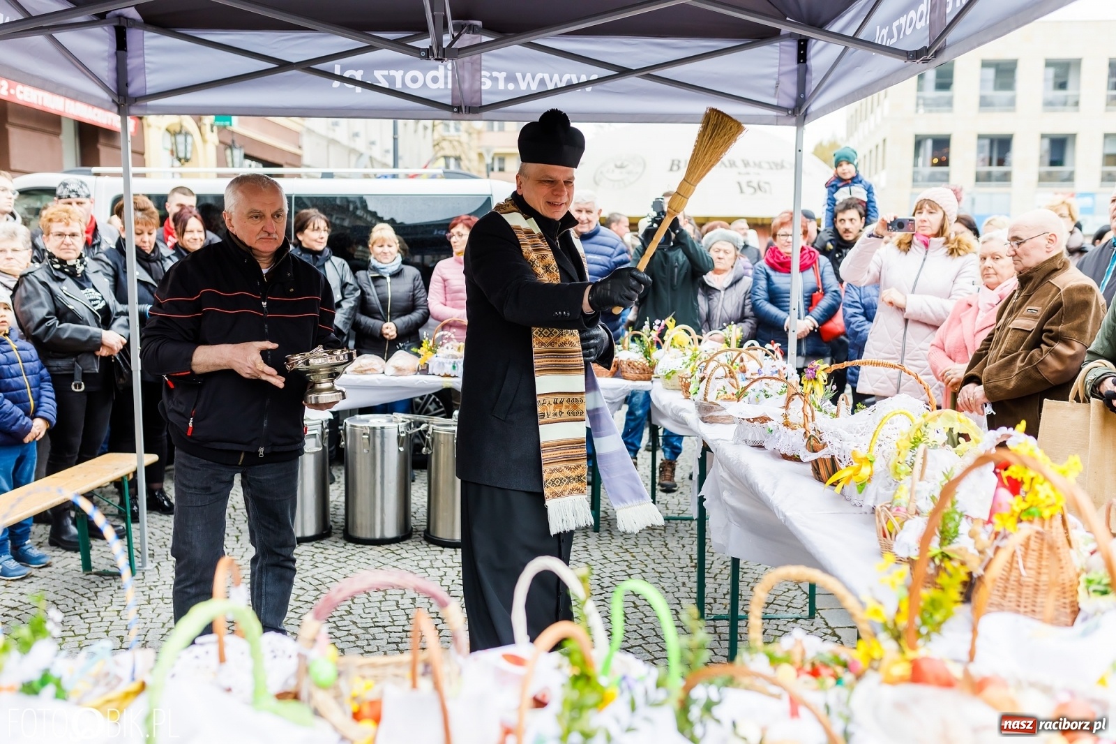 Zdjęcie w galerii na portalu naszraciborz.pl: Wielkanocne śniadanie i święcenie pokarmów na raciborskim Rynku [FOTO i WIDEO] wiadomości z regionu