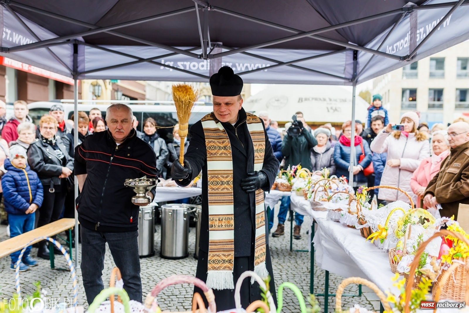 Zdjęcie w galerii na portalu naszraciborz.pl: Wielkanocne śniadanie i święcenie pokarmów na raciborskim Rynku [FOTO i WIDEO] wiadomości z regionu