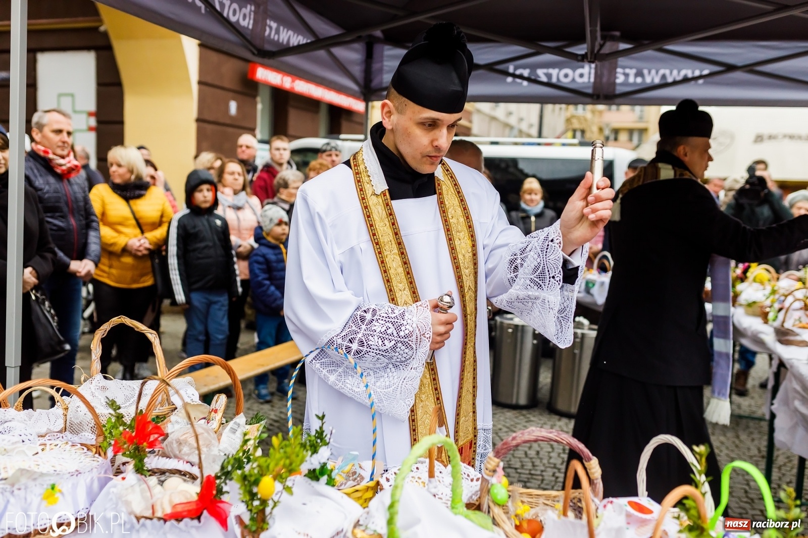 Zdjęcie w galerii na portalu naszraciborz.pl: Wielkanocne śniadanie i święcenie pokarmów na raciborskim Rynku [FOTO i WIDEO] wiadomości z regionu