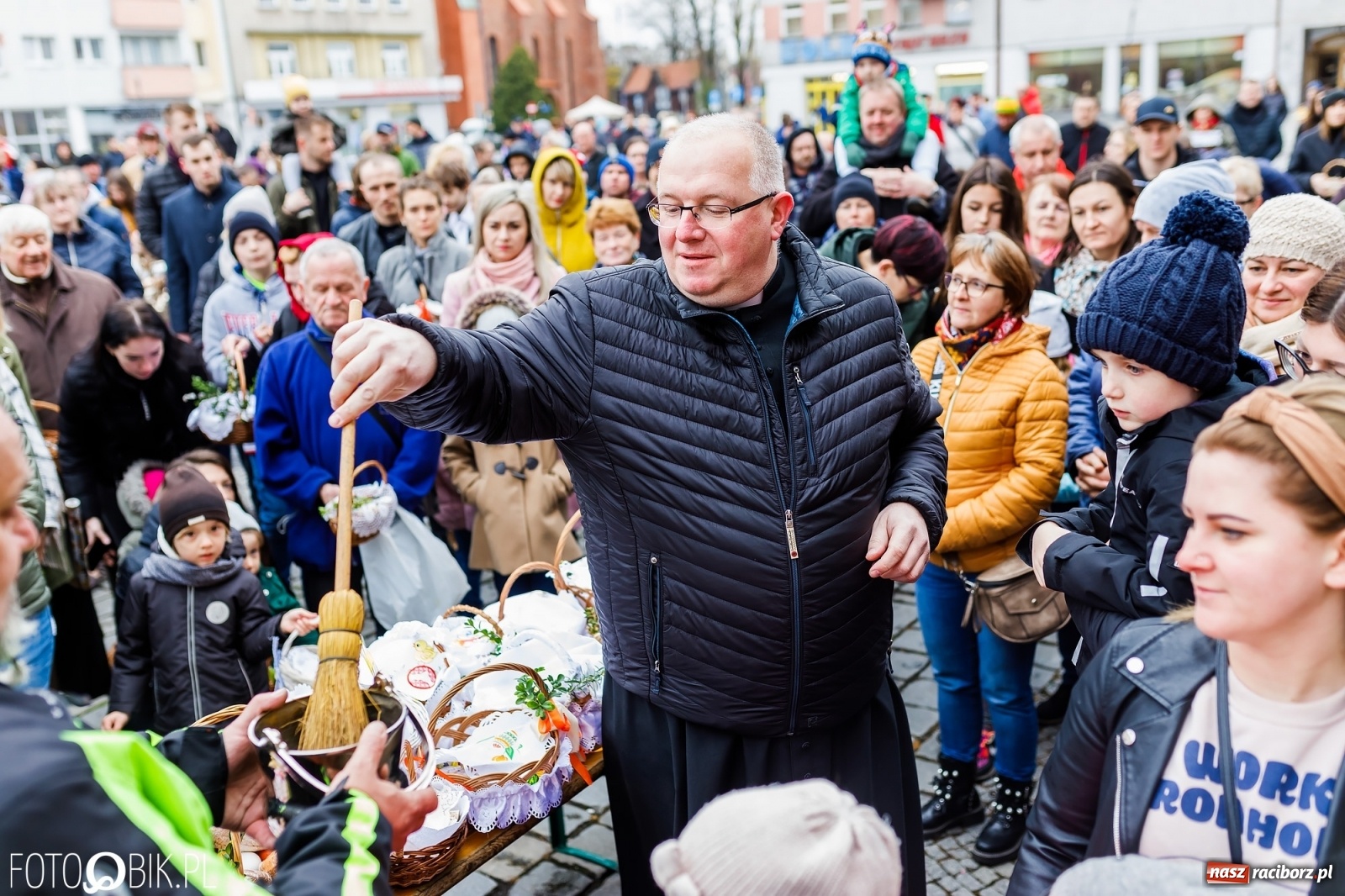 Zdjęcie w galerii na portalu naszraciborz.pl: Wielkanocne śniadanie i święcenie pokarmów na raciborskim Rynku [FOTO i WIDEO] wiadomości z regionu