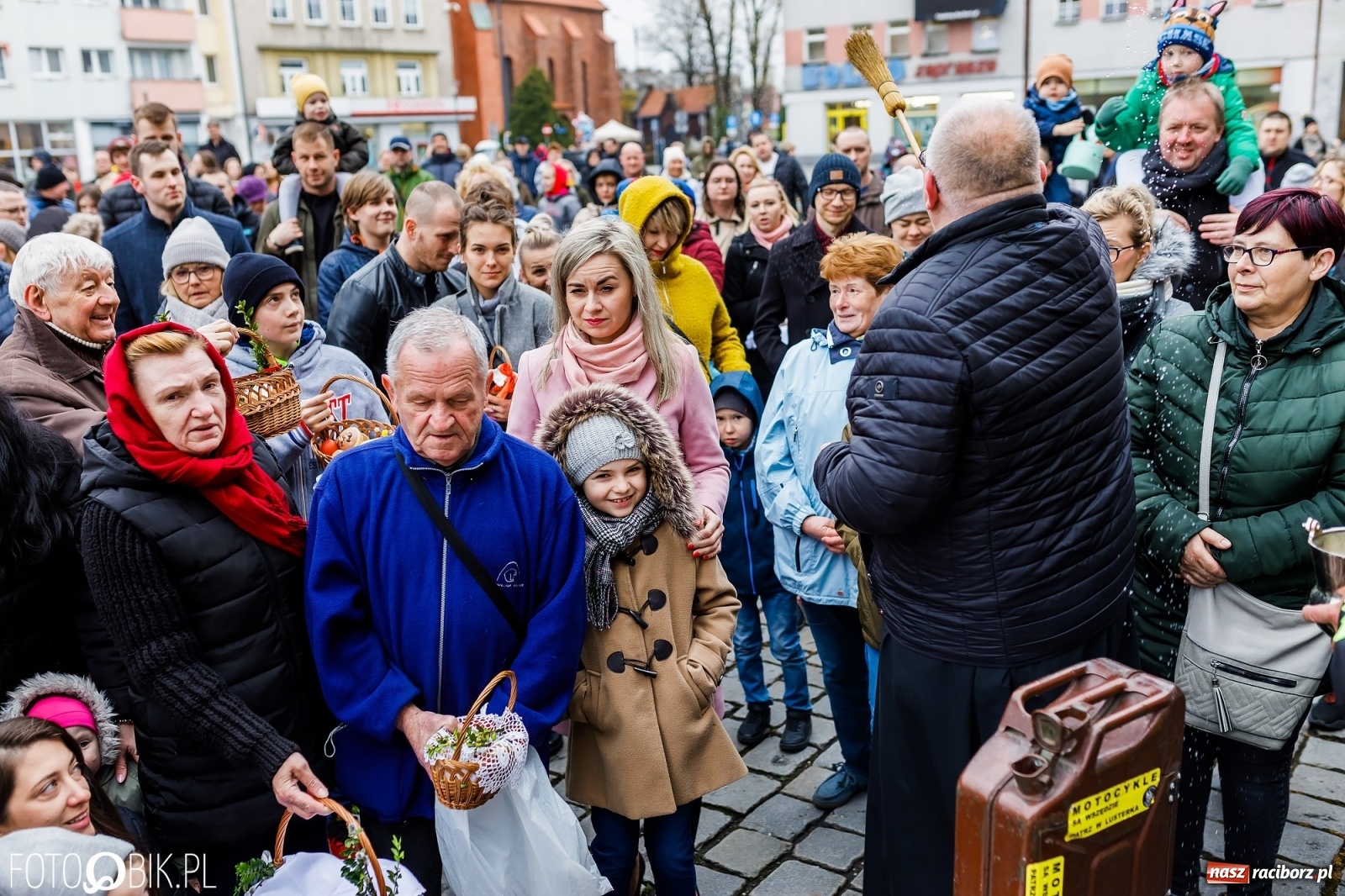 Zdjęcie w galerii na portalu naszraciborz.pl: Wielkanocne śniadanie i święcenie pokarmów na raciborskim Rynku [FOTO i WIDEO] wiadomości z regionu