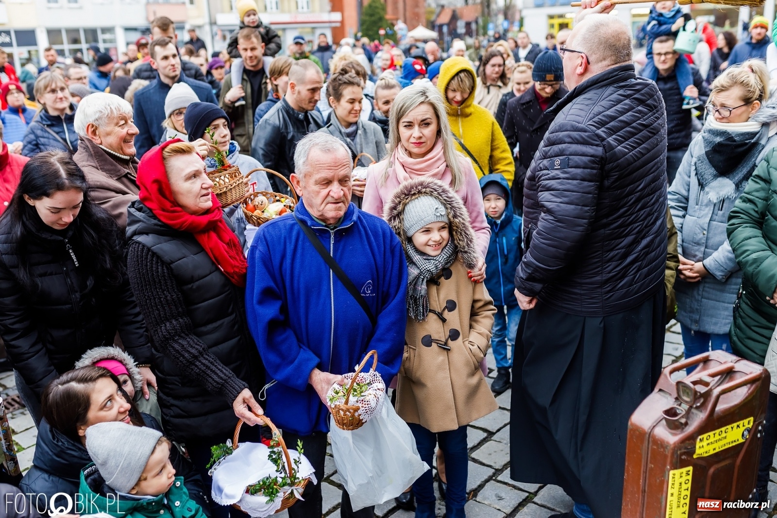 Zdjęcie w galerii na portalu naszraciborz.pl: Wielkanocne śniadanie i święcenie pokarmów na raciborskim Rynku [FOTO i WIDEO] wiadomości z regionu
